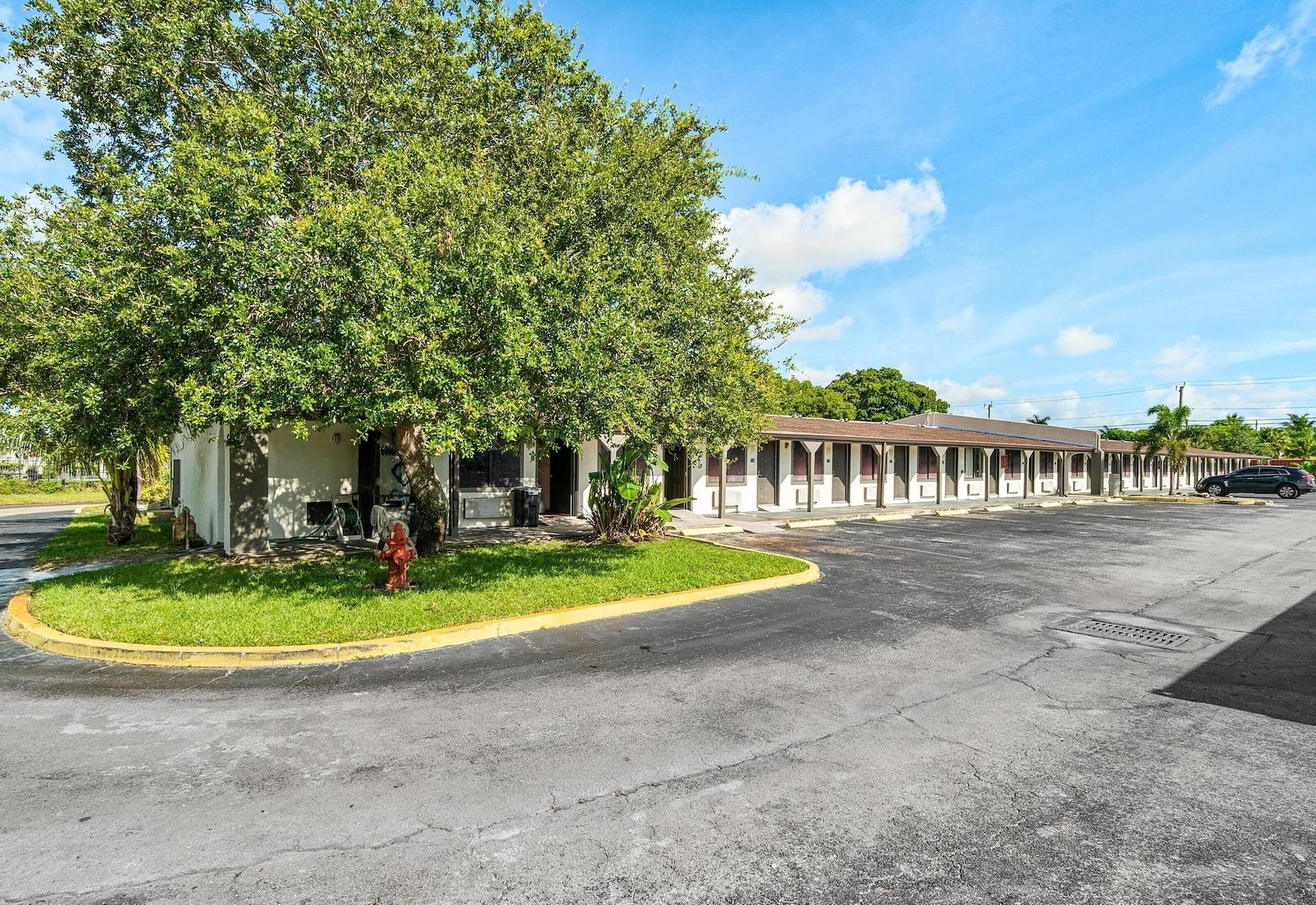 Comodidades del Alojamiento Super 8 by Wyndham Lantana West Palm Beach