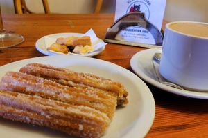 Actividad - Chocolate Caliente y Churros en El Gato Negro - Bar notable de la ciudad