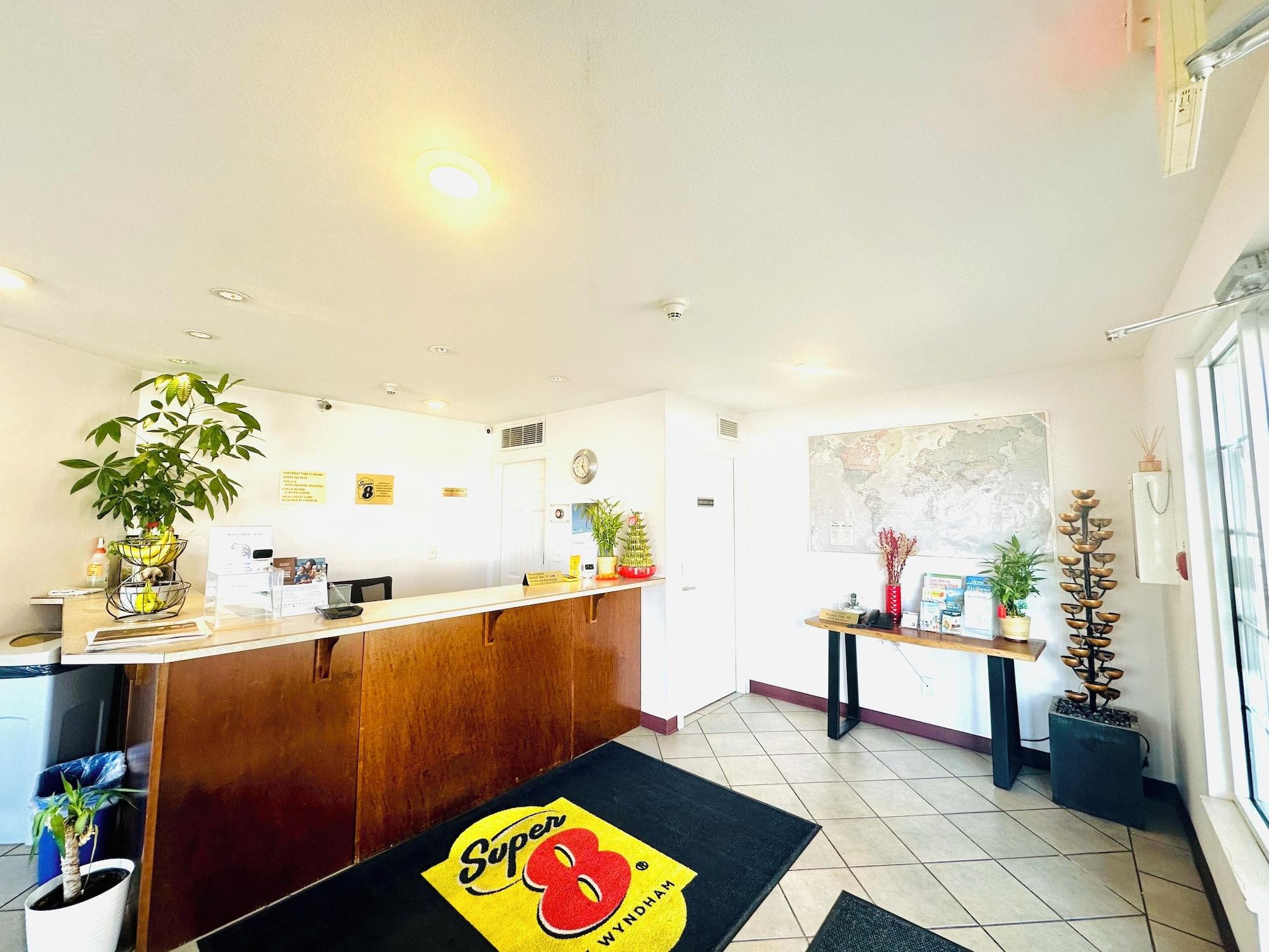 Vista Lobby Super 8 by Wyndham Lake Country/Winfield Area