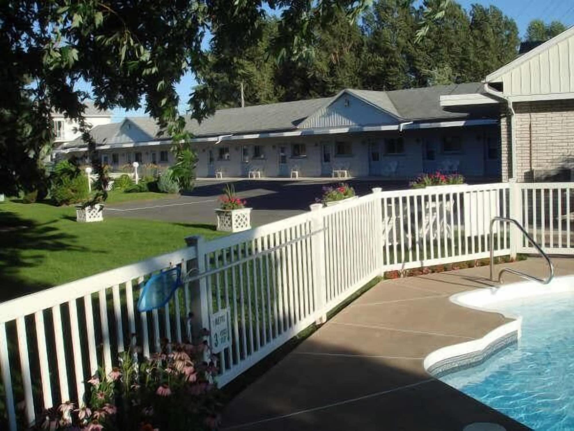 Vista Piscina Motel Belle Rivière