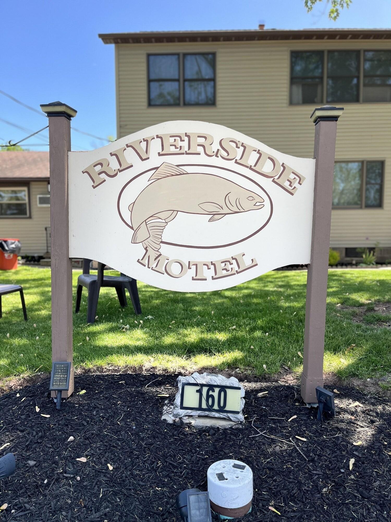 Varios Riverside Motel