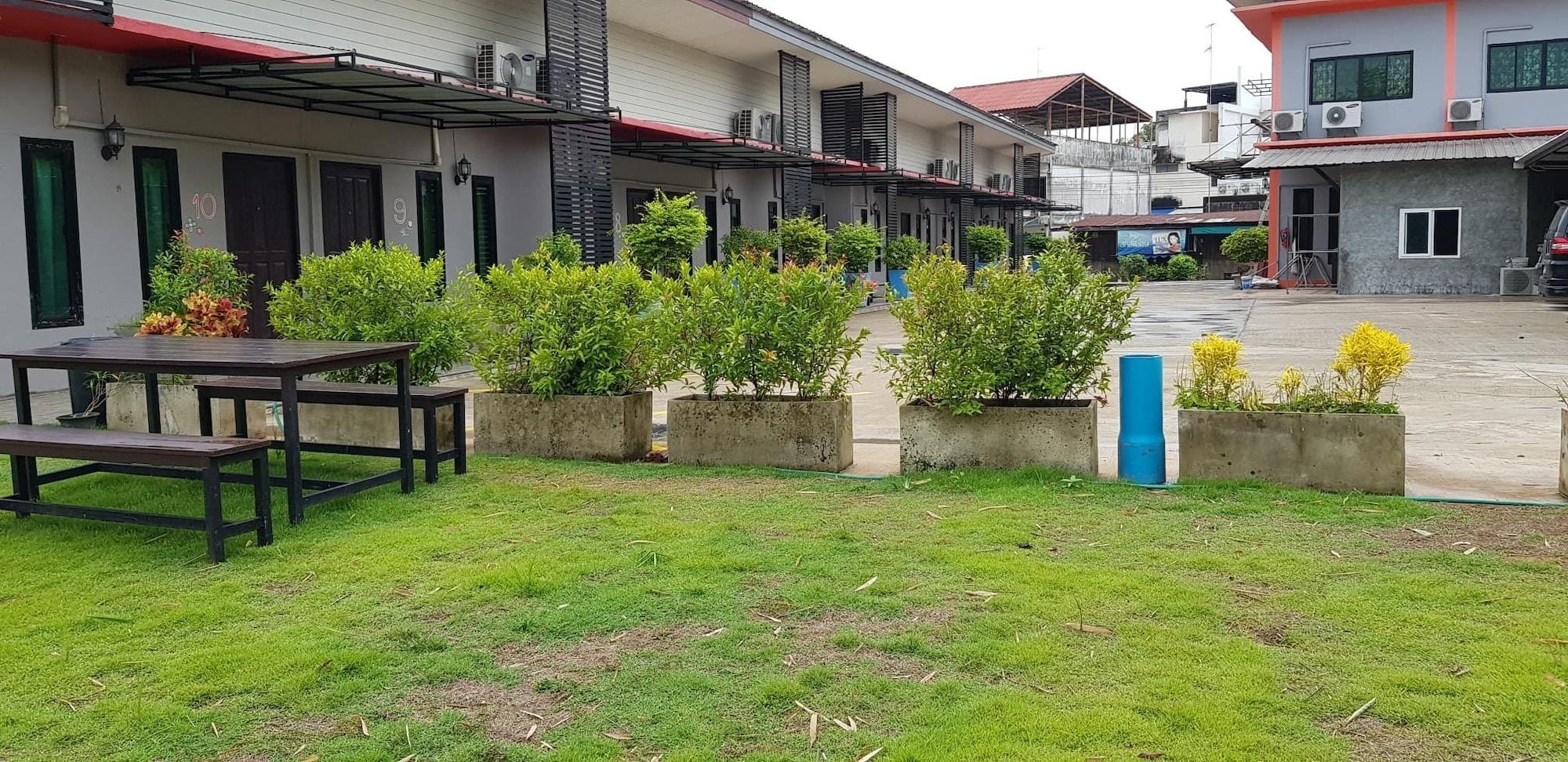 Vista Exterior Baansri Family