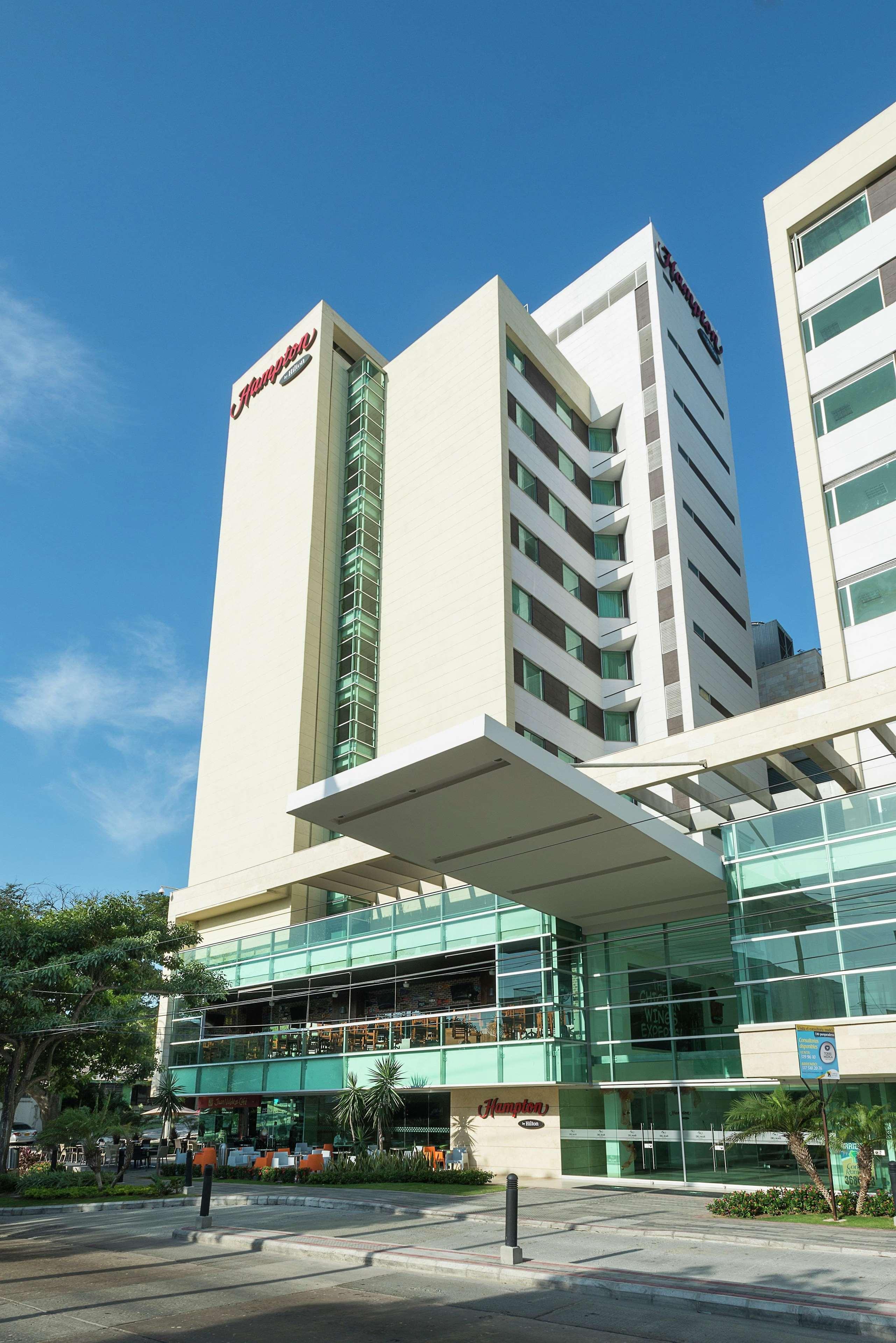 Vista da fachada Hampton By Hilton Barranquilla