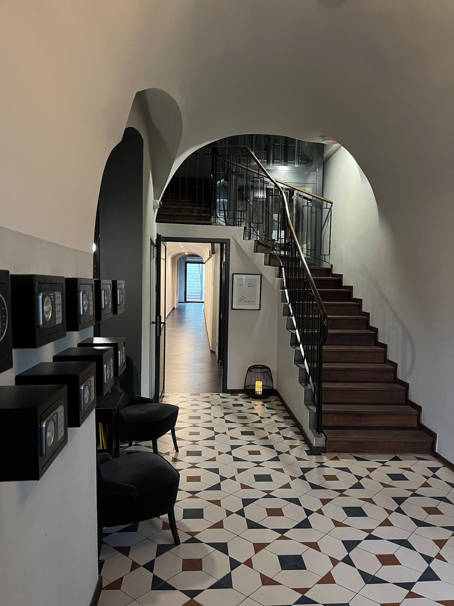 Varios Ermine Suites