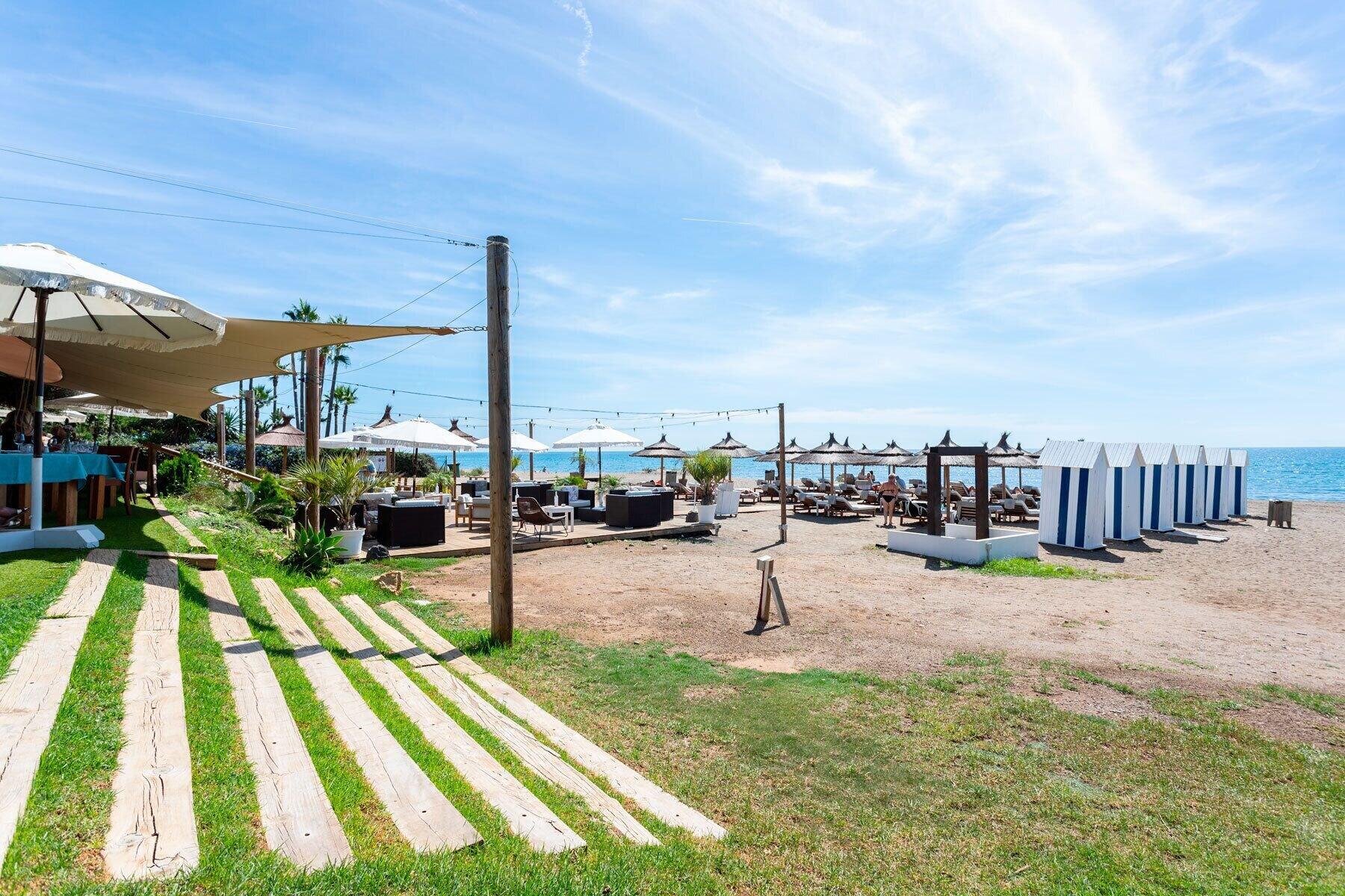 Bar/Salón 3 Bdrs Apartm With Private Terraces & Communal Swimming Pool in Estepona Benamara II