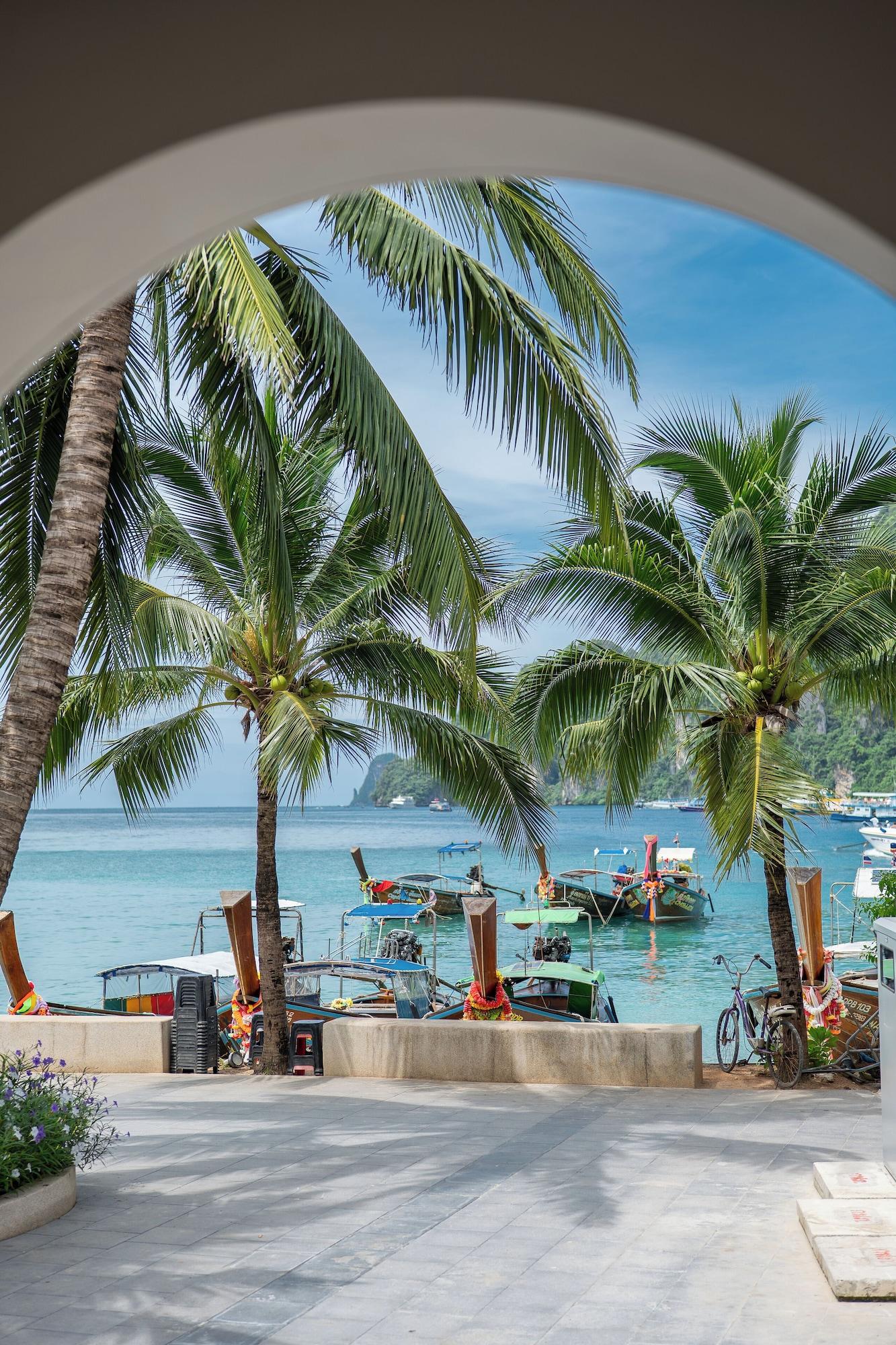 Vista Exterior Phi Phi at Pier