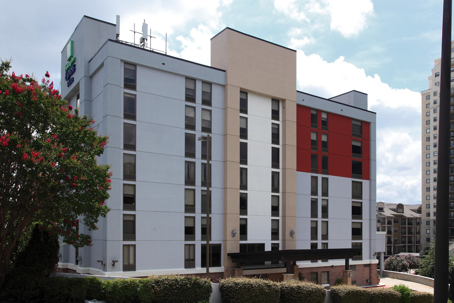 Vista Exterior Holiday Inn Express & Suites Atlanta N-Perimeter Mall Area by IHG