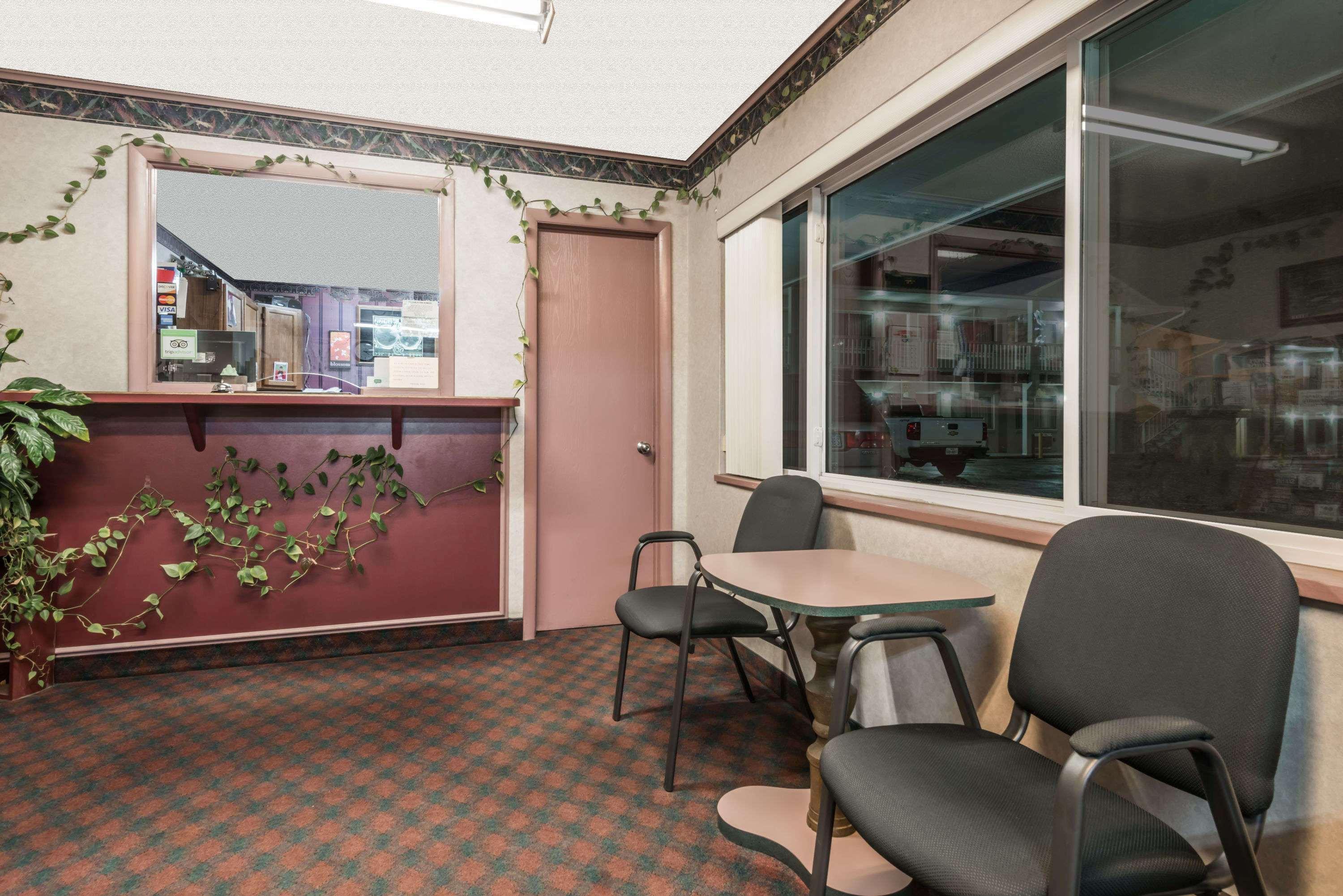 Vista Lobby Knights Inn Ottawa