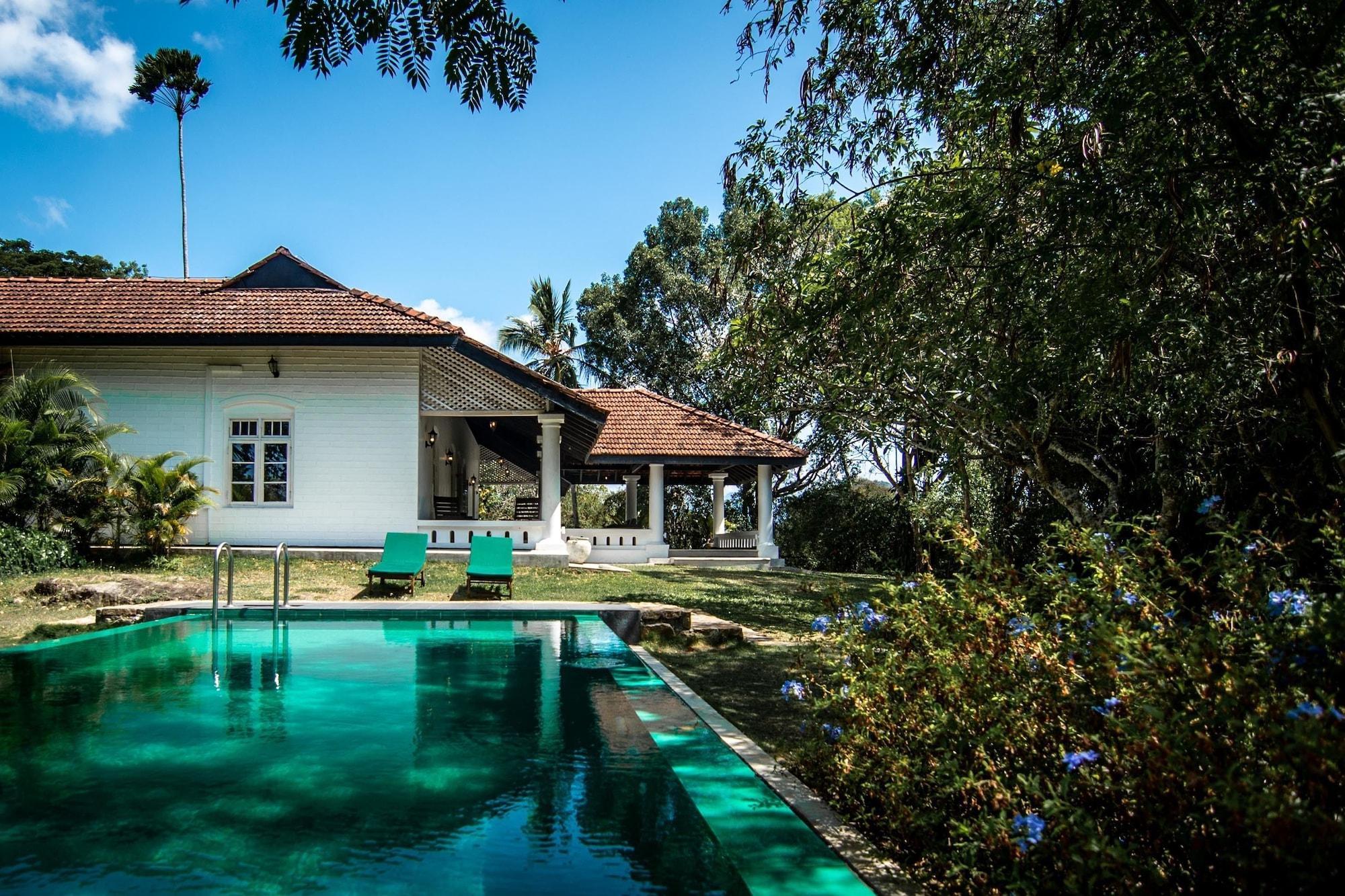 Vista Piscina VICTORIA GOLF RESORT SRI LANKA