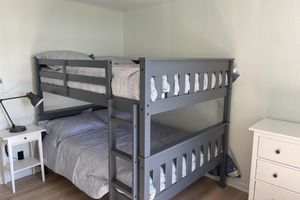 Alquiler Vacacional - Private, newly renovated lakefront cottage on 10+ acres of land.