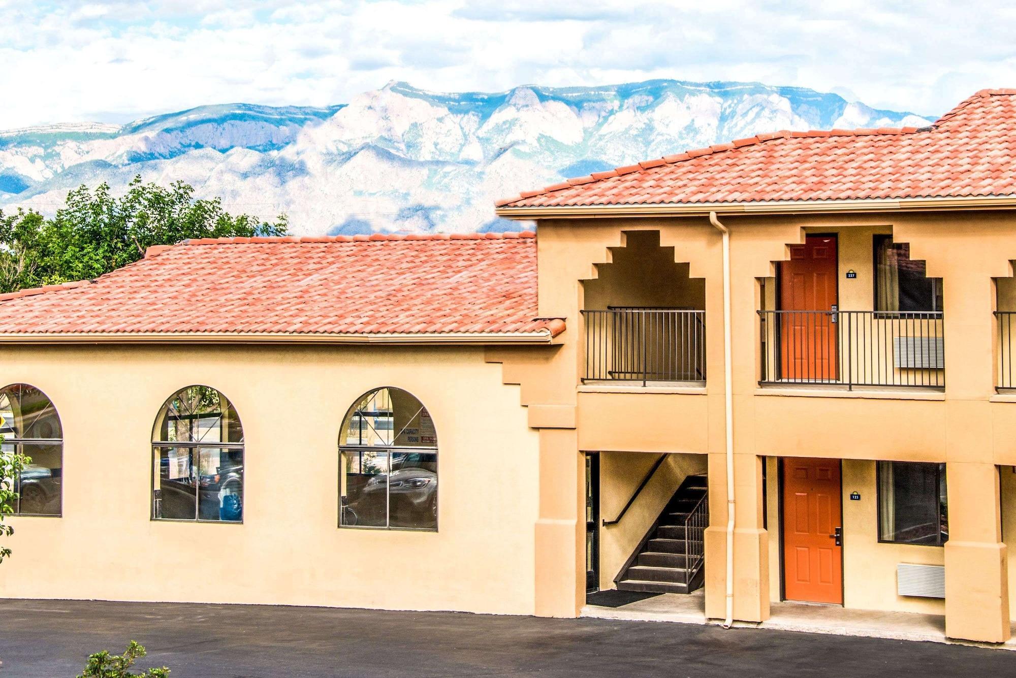 Vista Exterior Days Inn by Wyndham Rio Rancho
