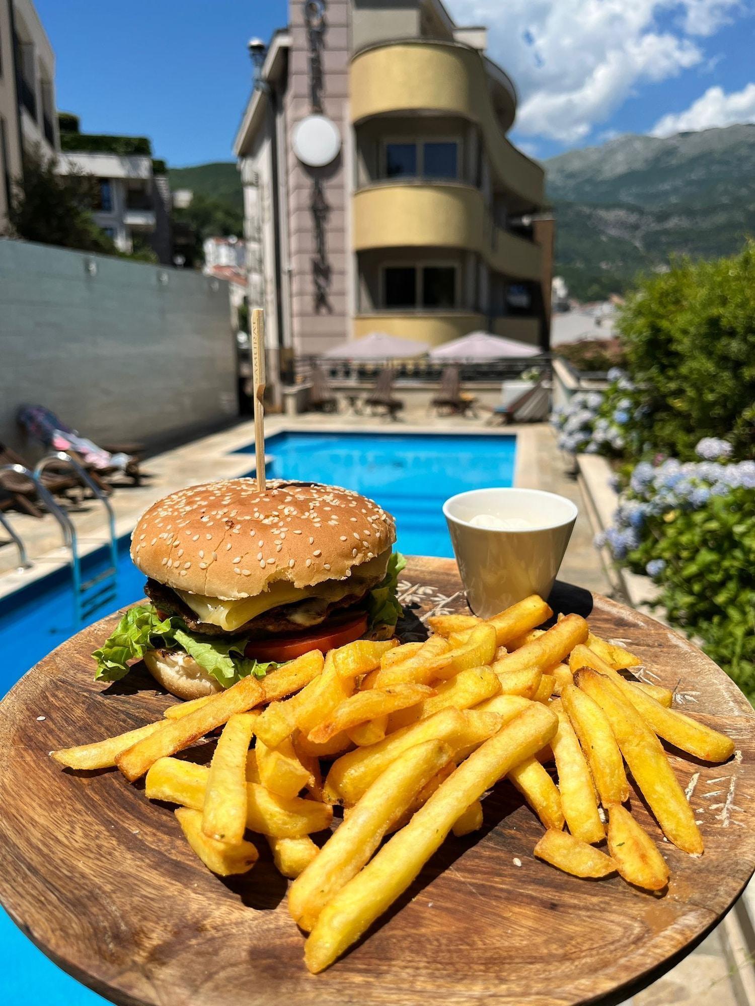 Varios Hotel Atina