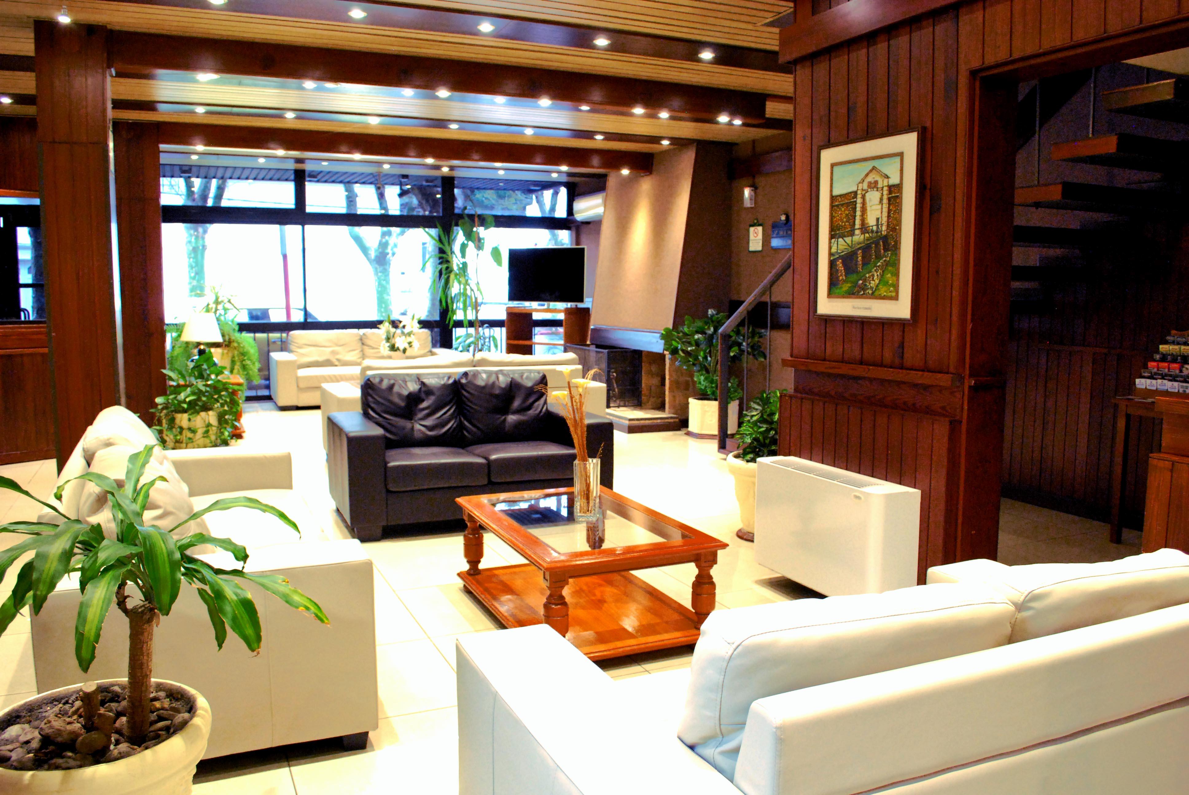 Vista Lobby Hotel Leoncia