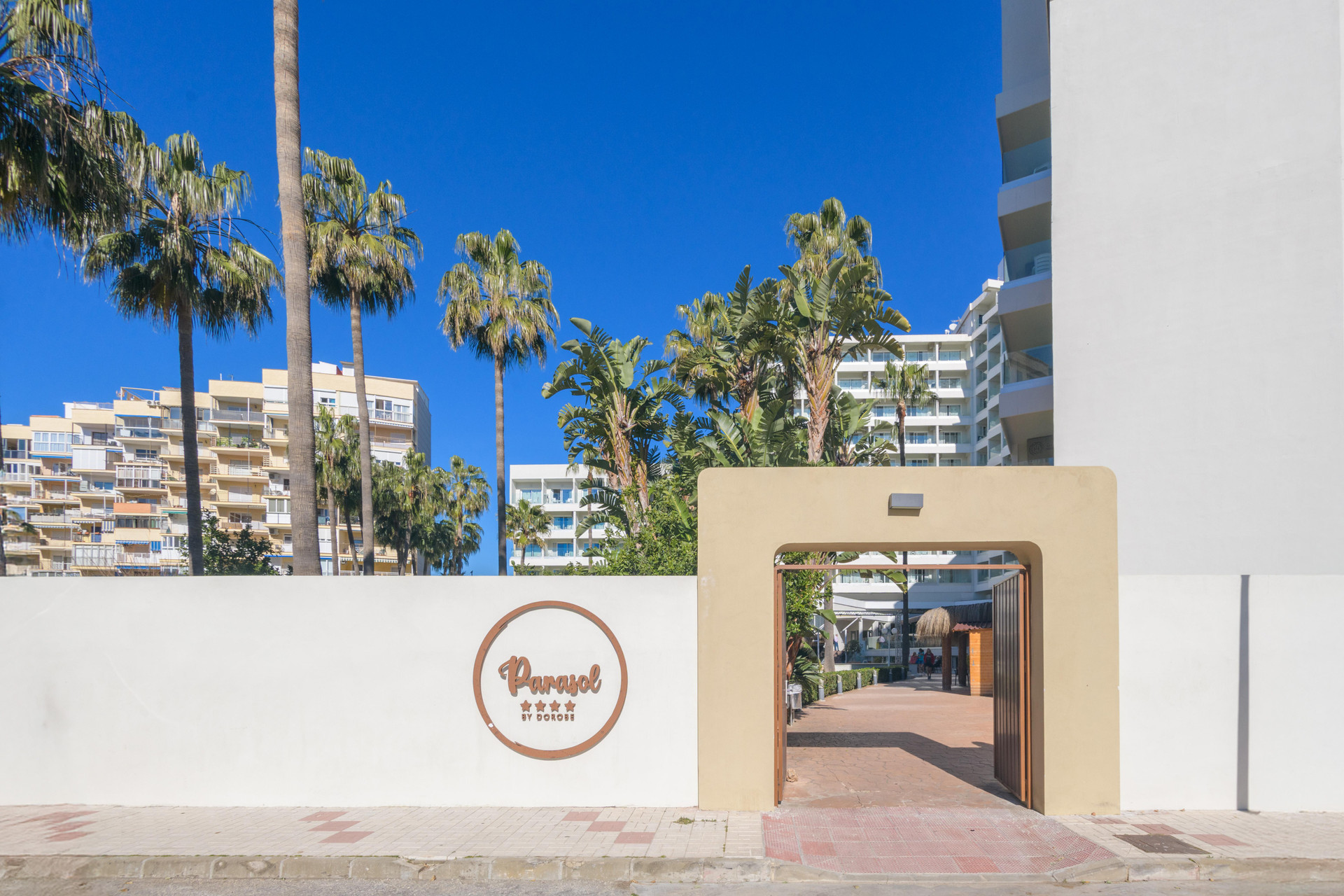 Vista Exterior Hotel Parasol by Dorobe