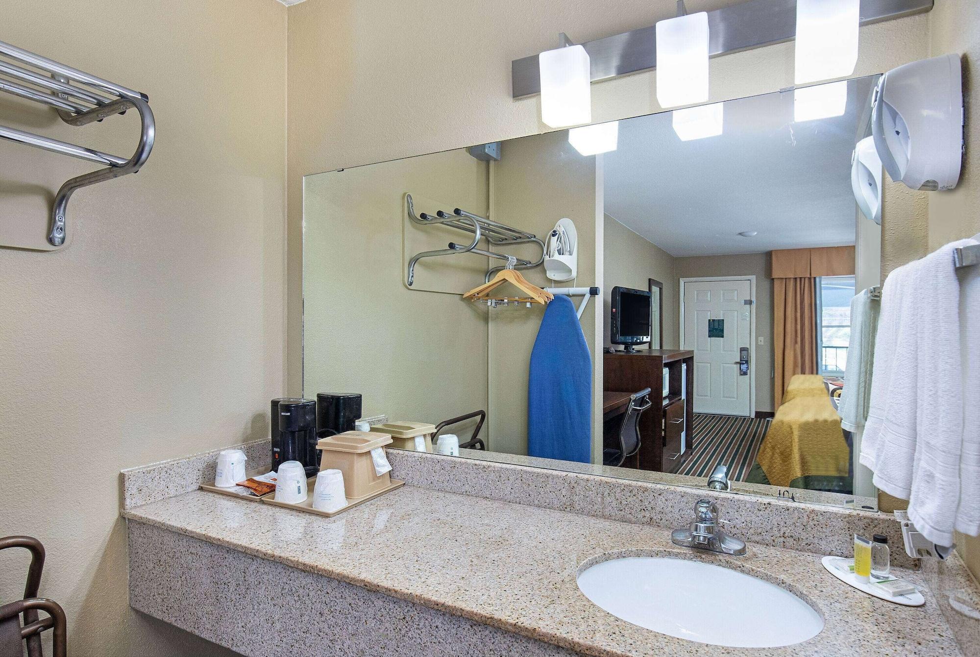 Equipamiento de Habitación Super 8 by Wyndham Nashville West