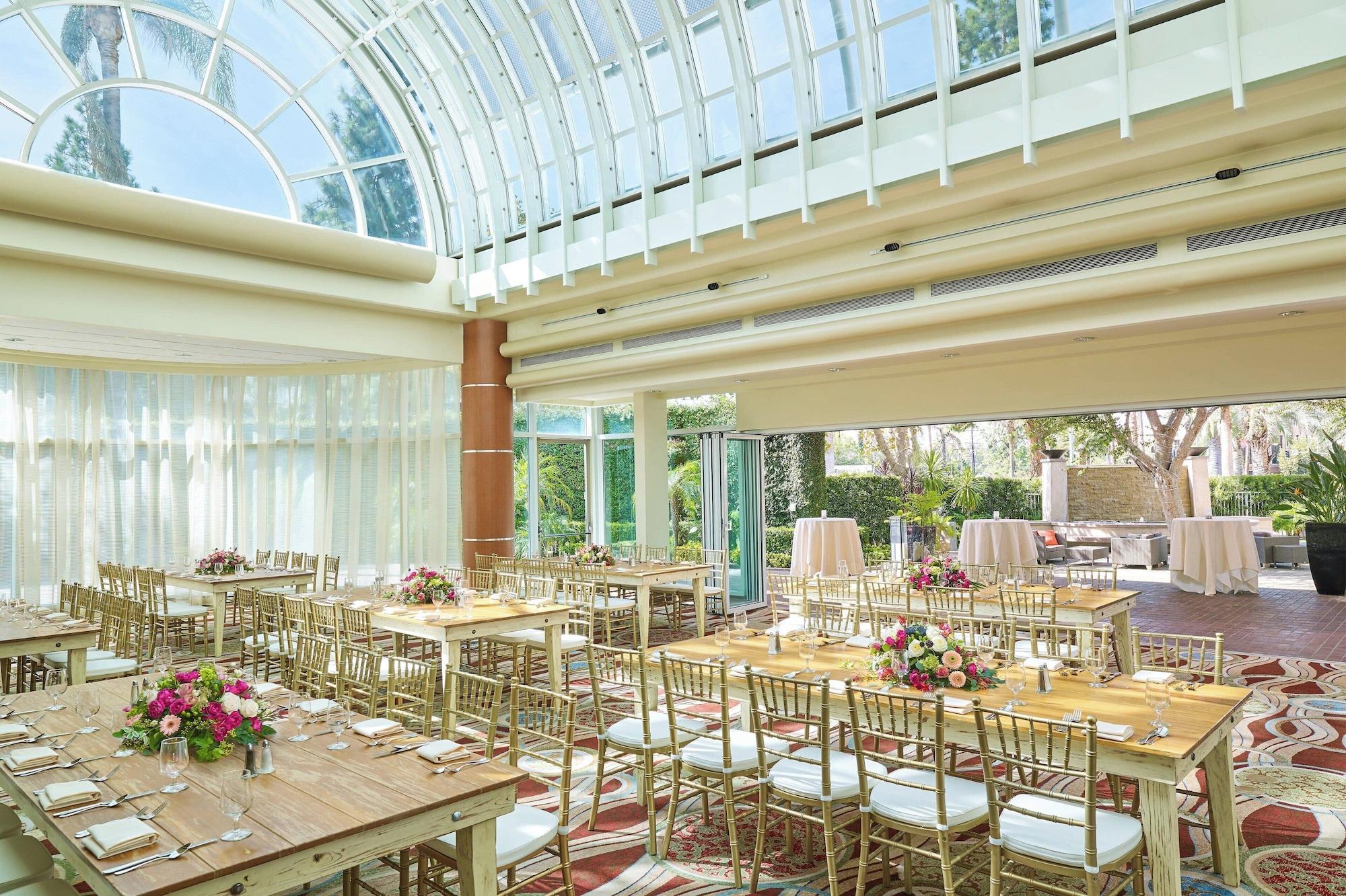 Vista Lobby Warner Center Marriott Woodland Hills