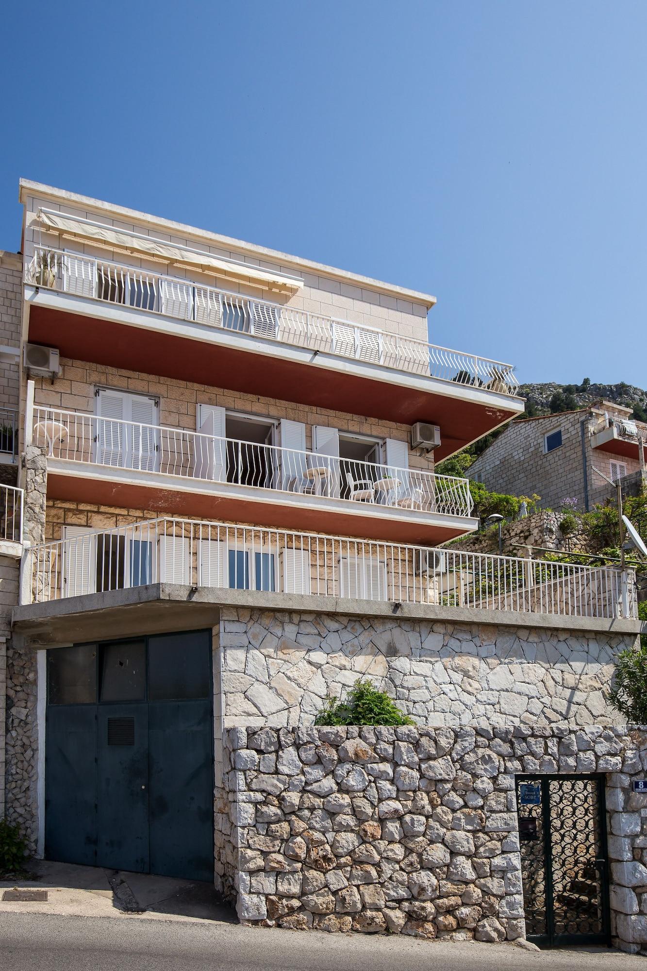 Varios Beautiful Nest Rooms