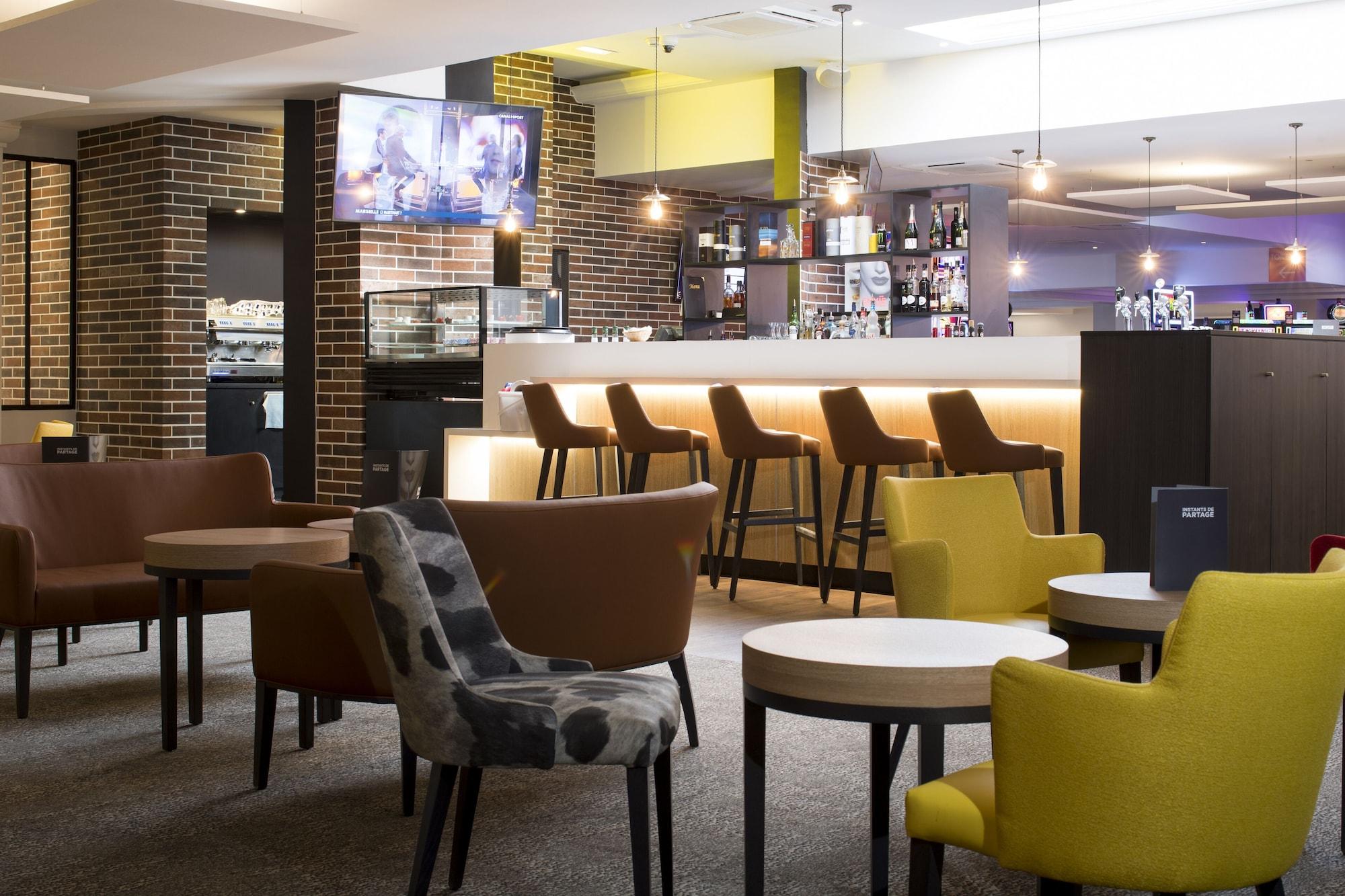 Bar/Salón L'Hotel by JOA