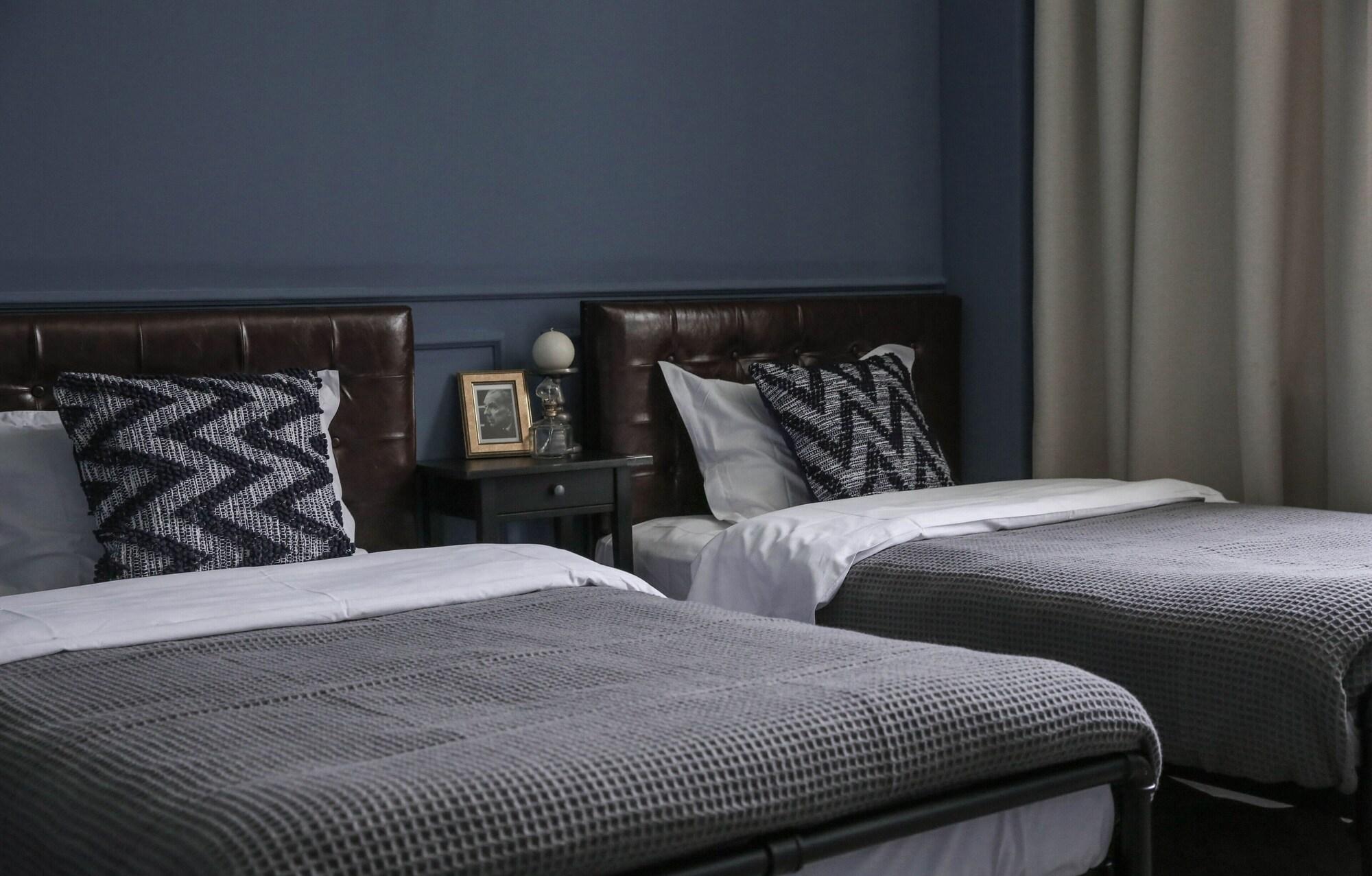Varios Iris House Hotel