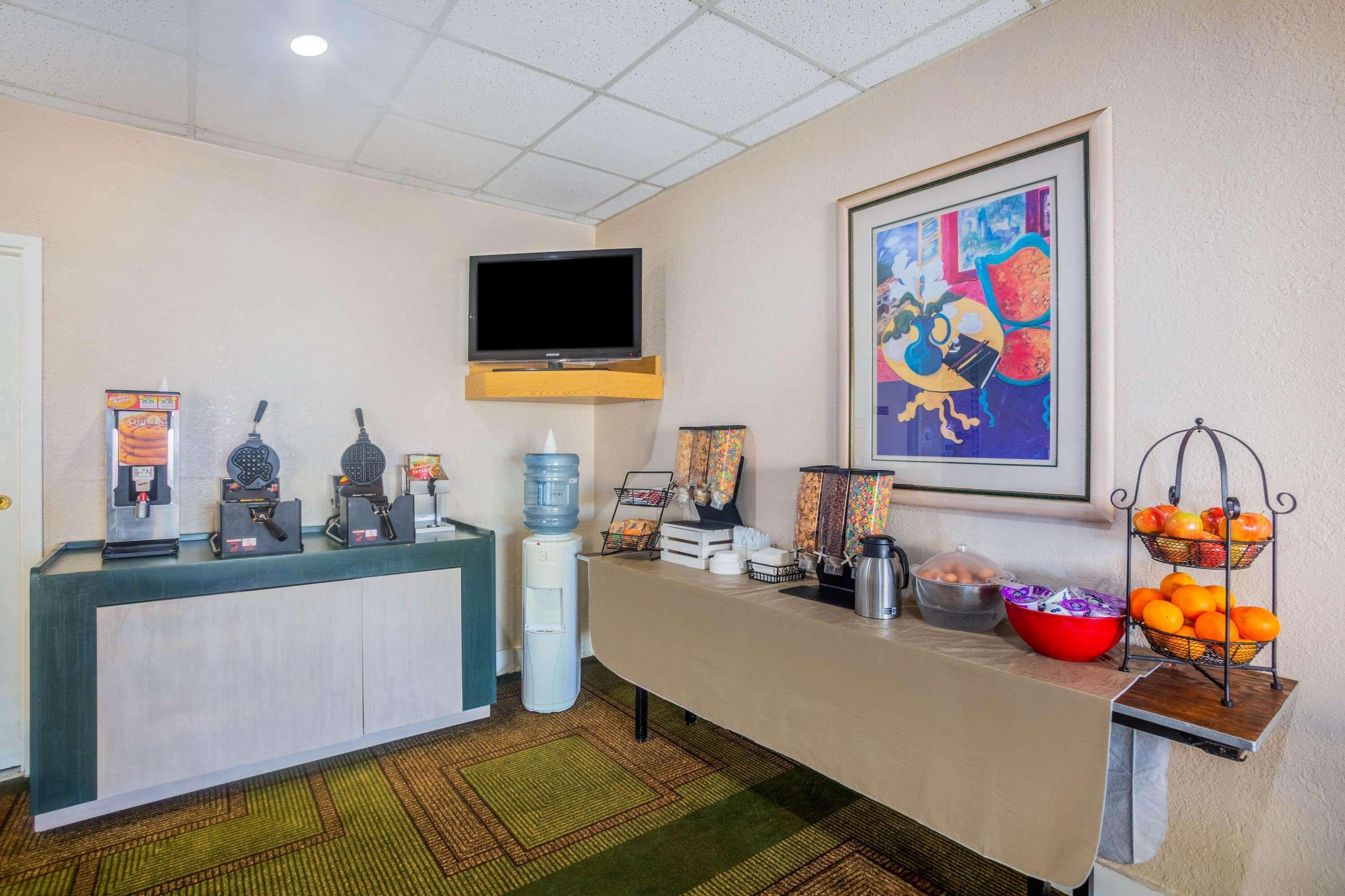 Restaurant Days Inn by Wyndham Del Rio