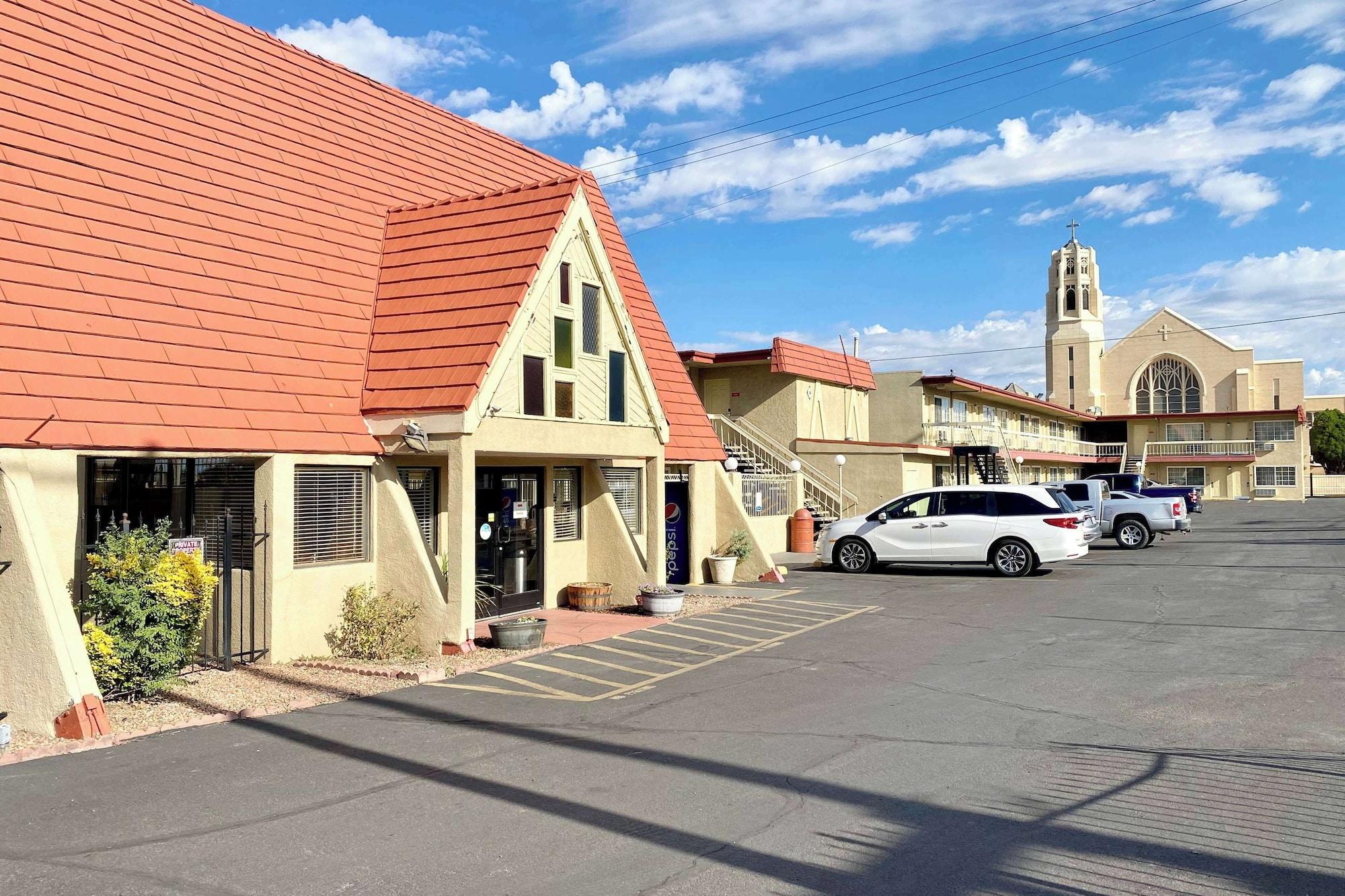Varios Super 8 by Wyndham Albuquerque Downtown