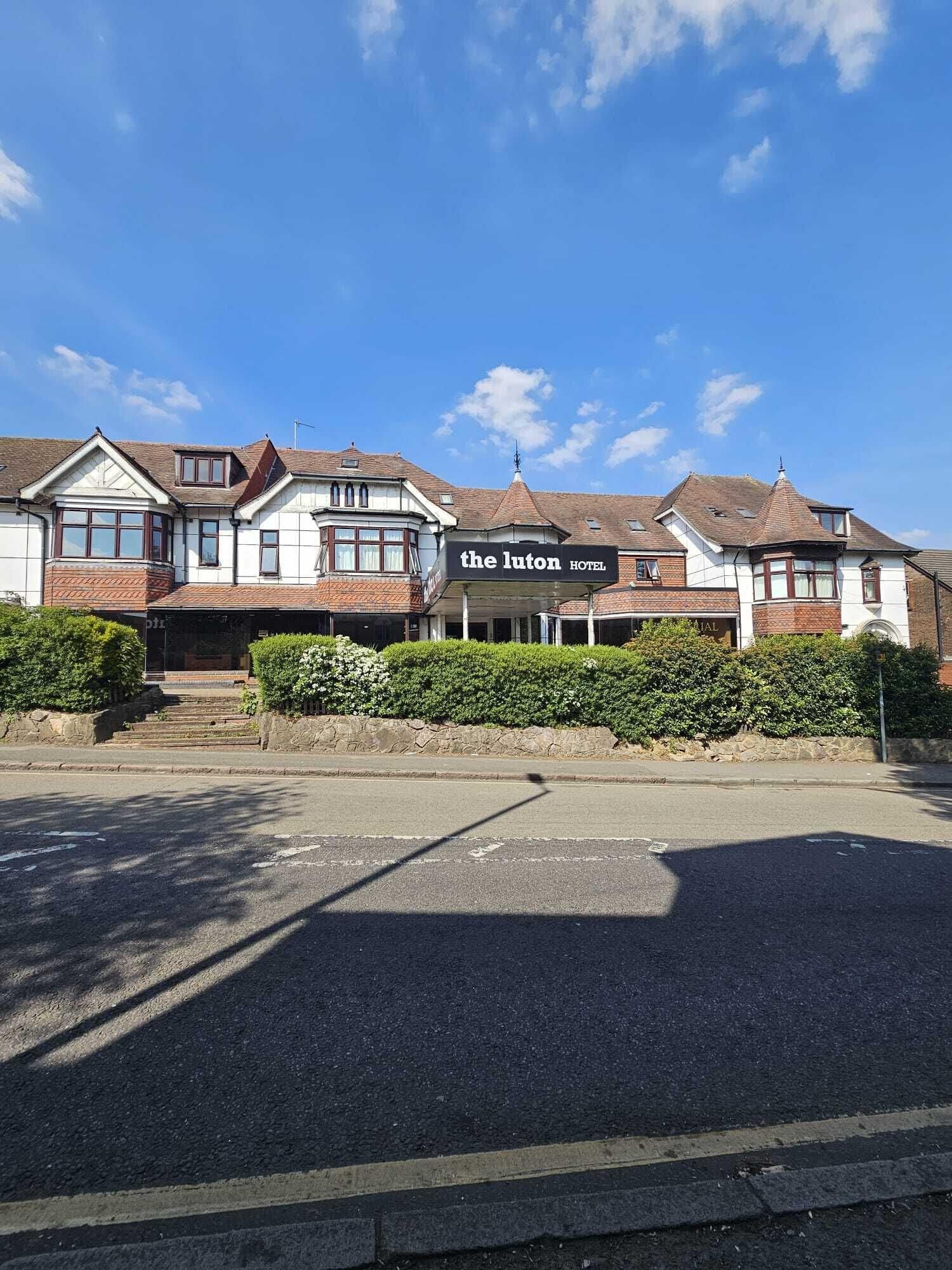 Vista Exterior Luton Hotel