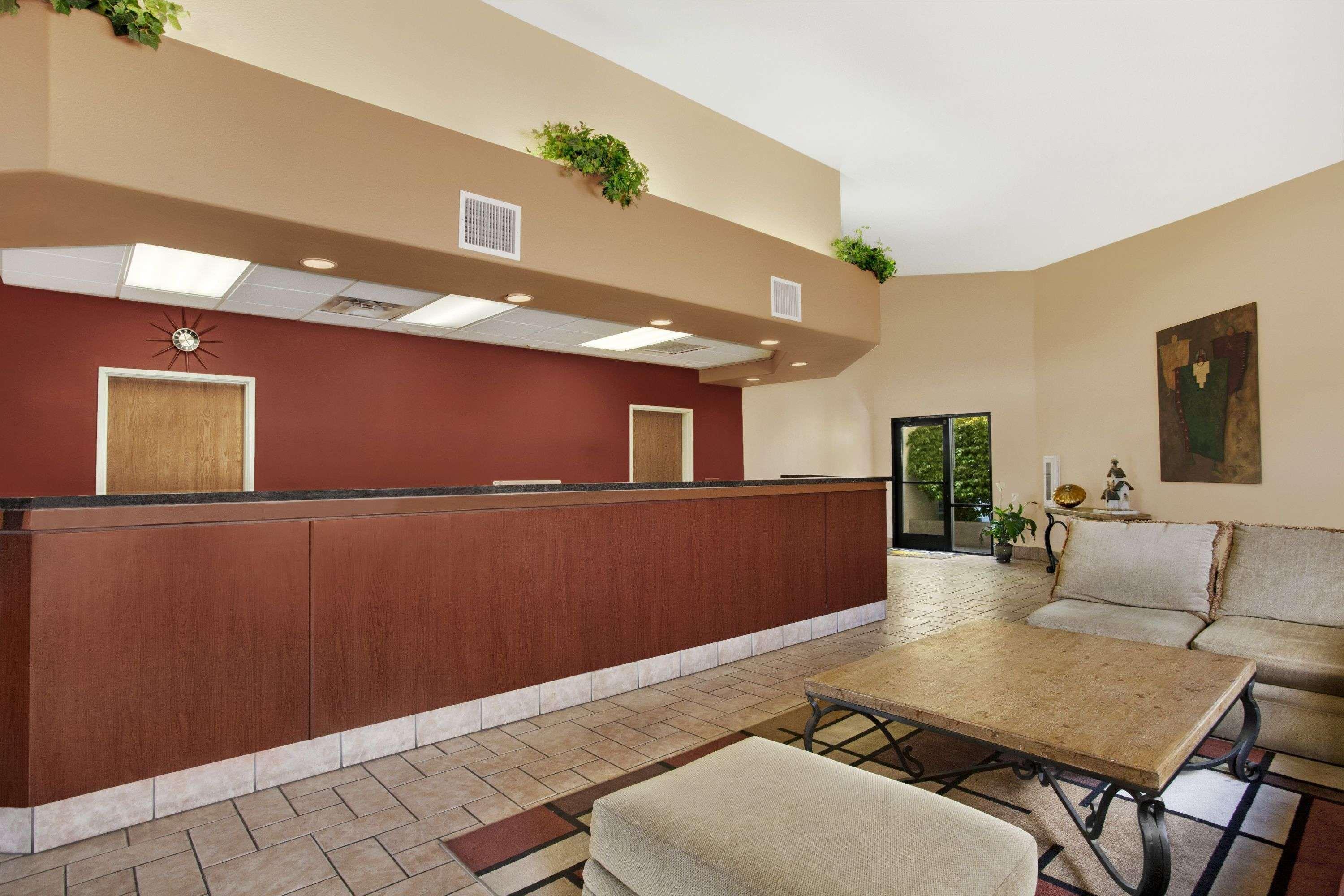 Vista Lobby Days Inn by Wyndham Globe