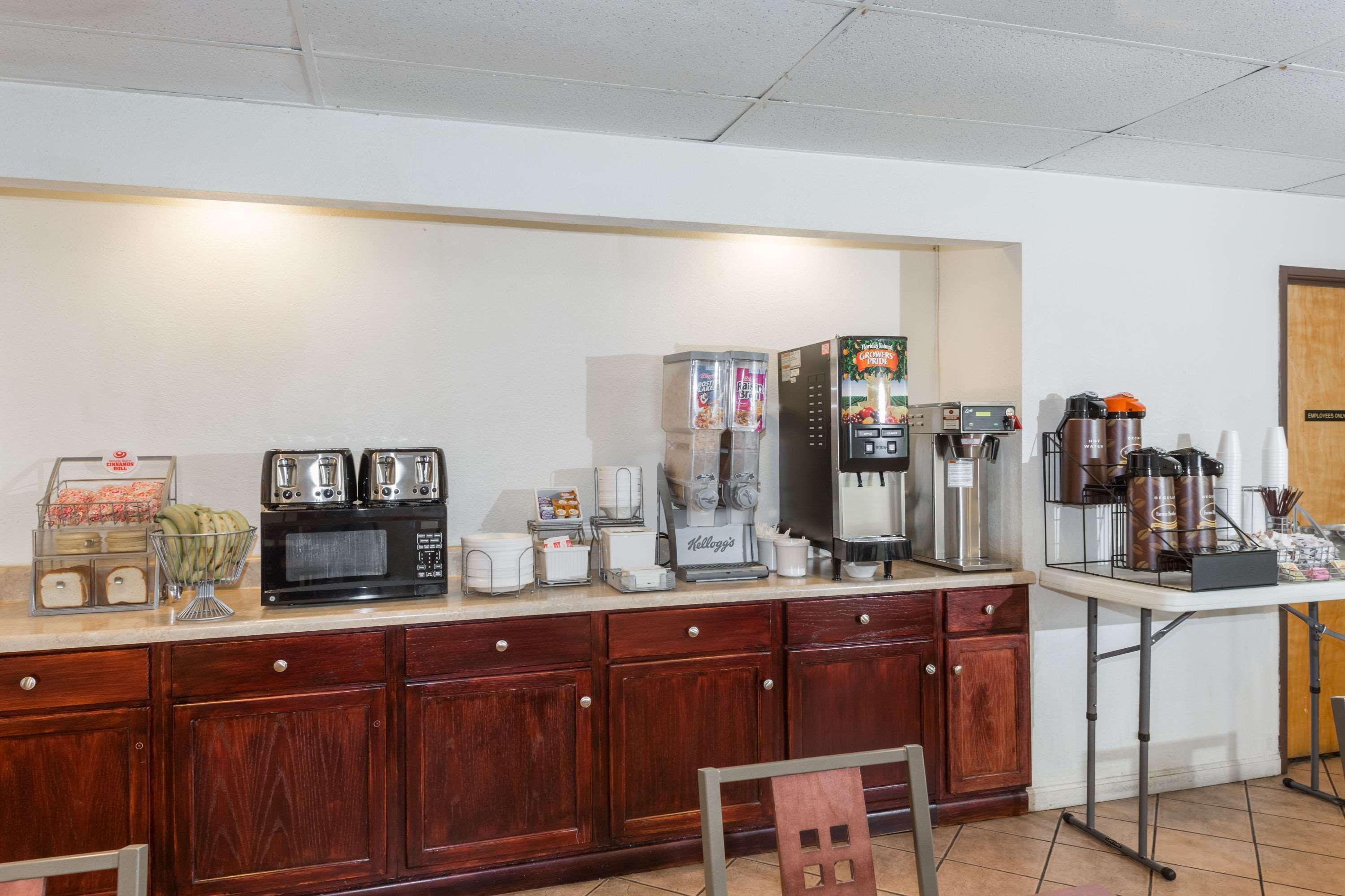 Restaurant Super 8 by Wyndham Pompano Beach