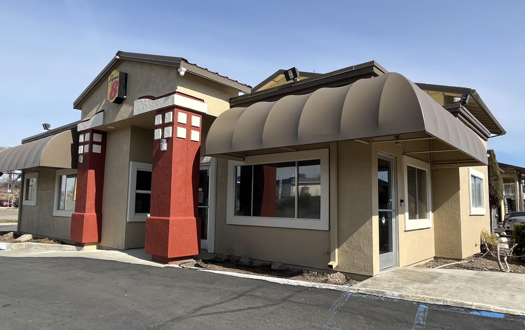 Vista Exterior Super 8 by Wyndham Red Bluff