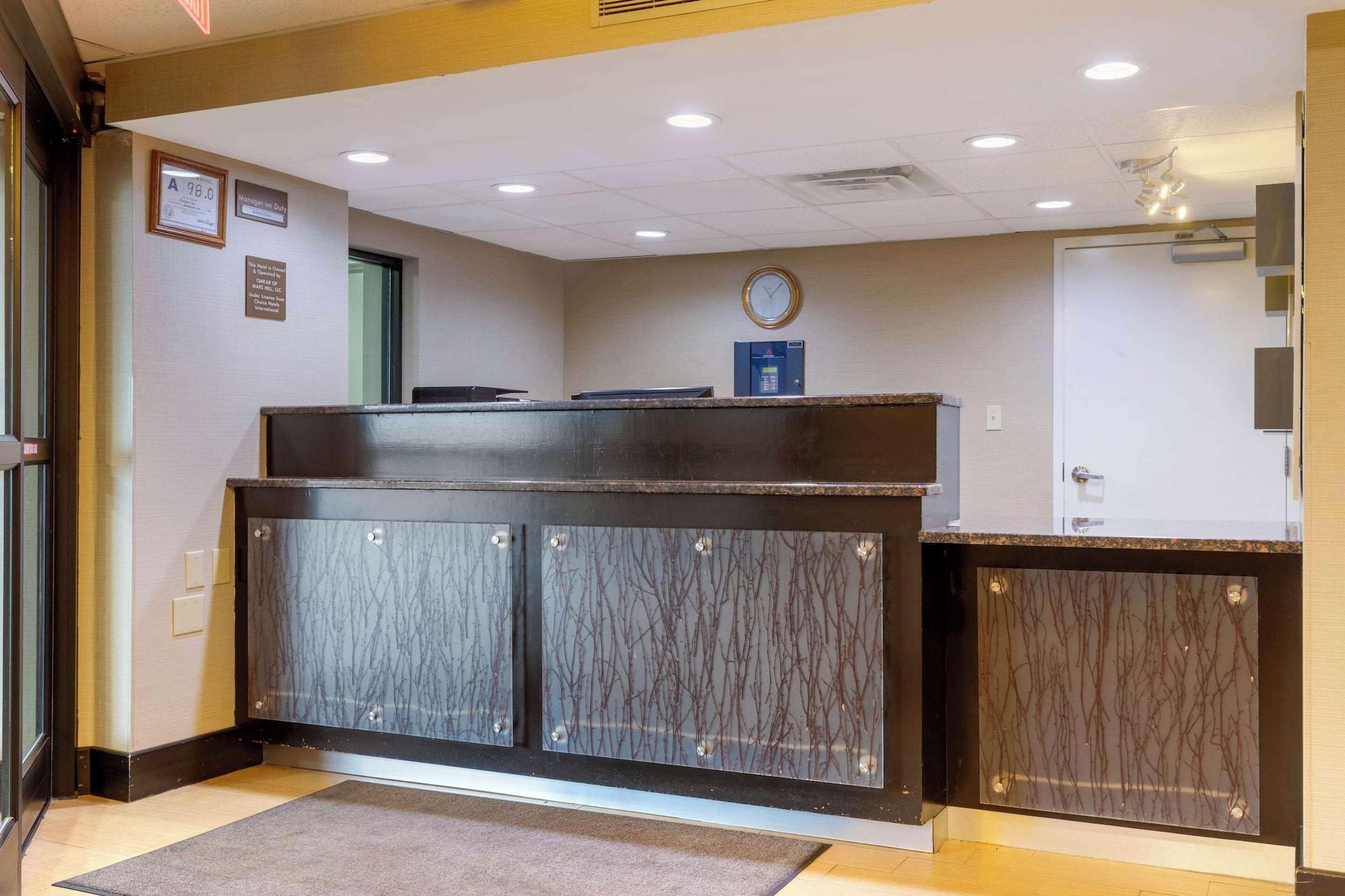 Vista Lobby Comfort Inn North of Asheville