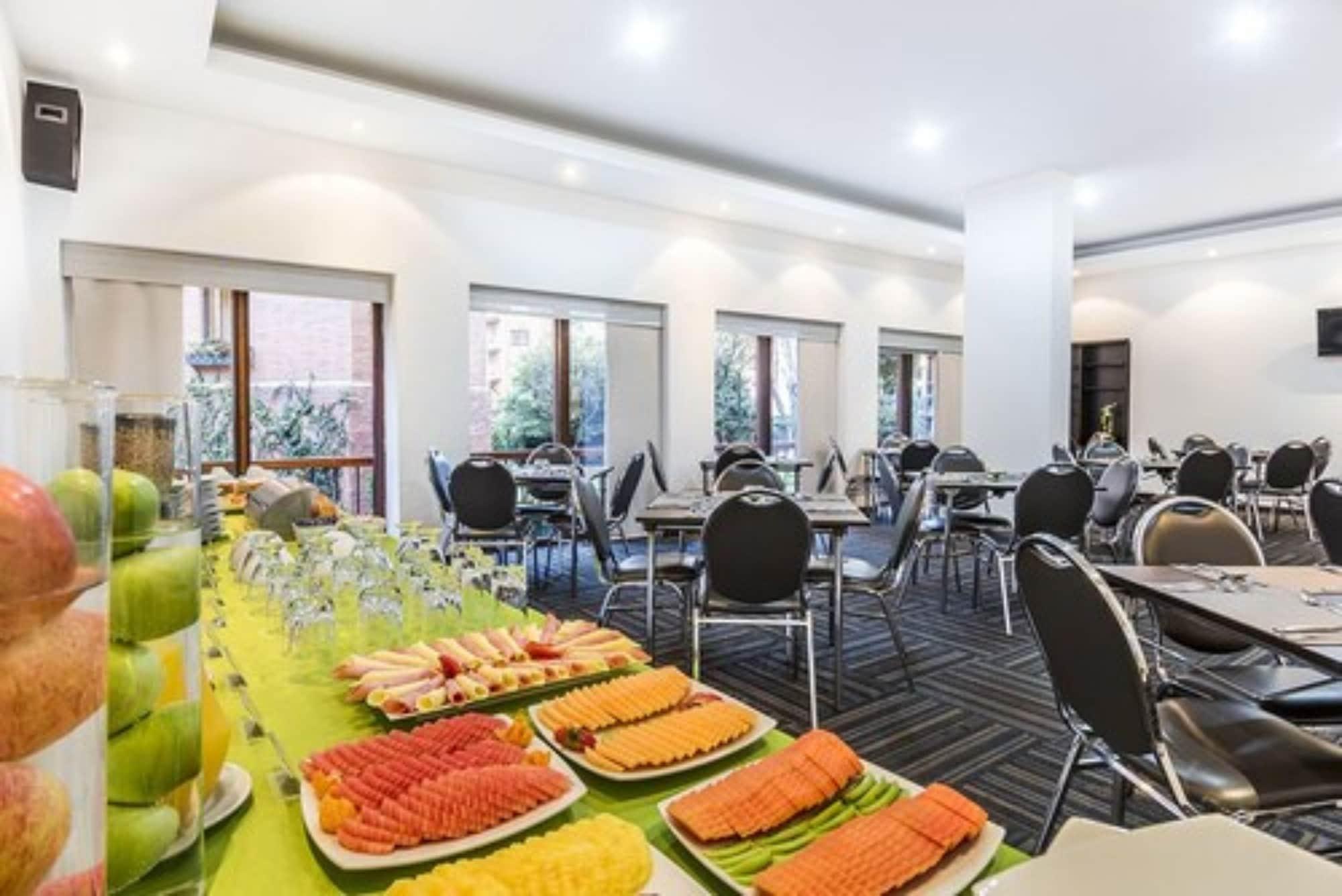 Restaurant Travelers Suites Condominio Plenitud