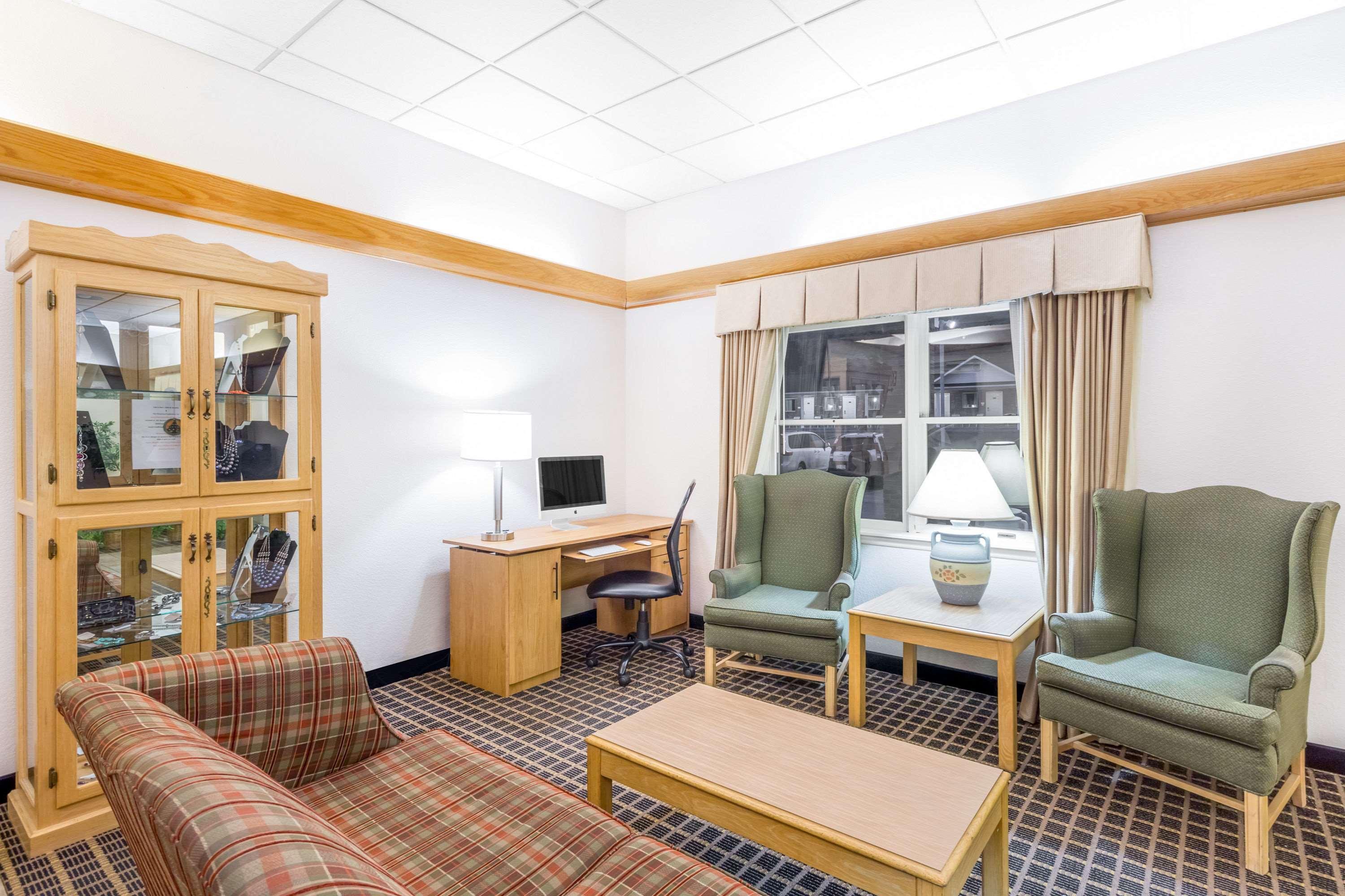 Vista Lobby Days Inn by Wyndham West Jefferson