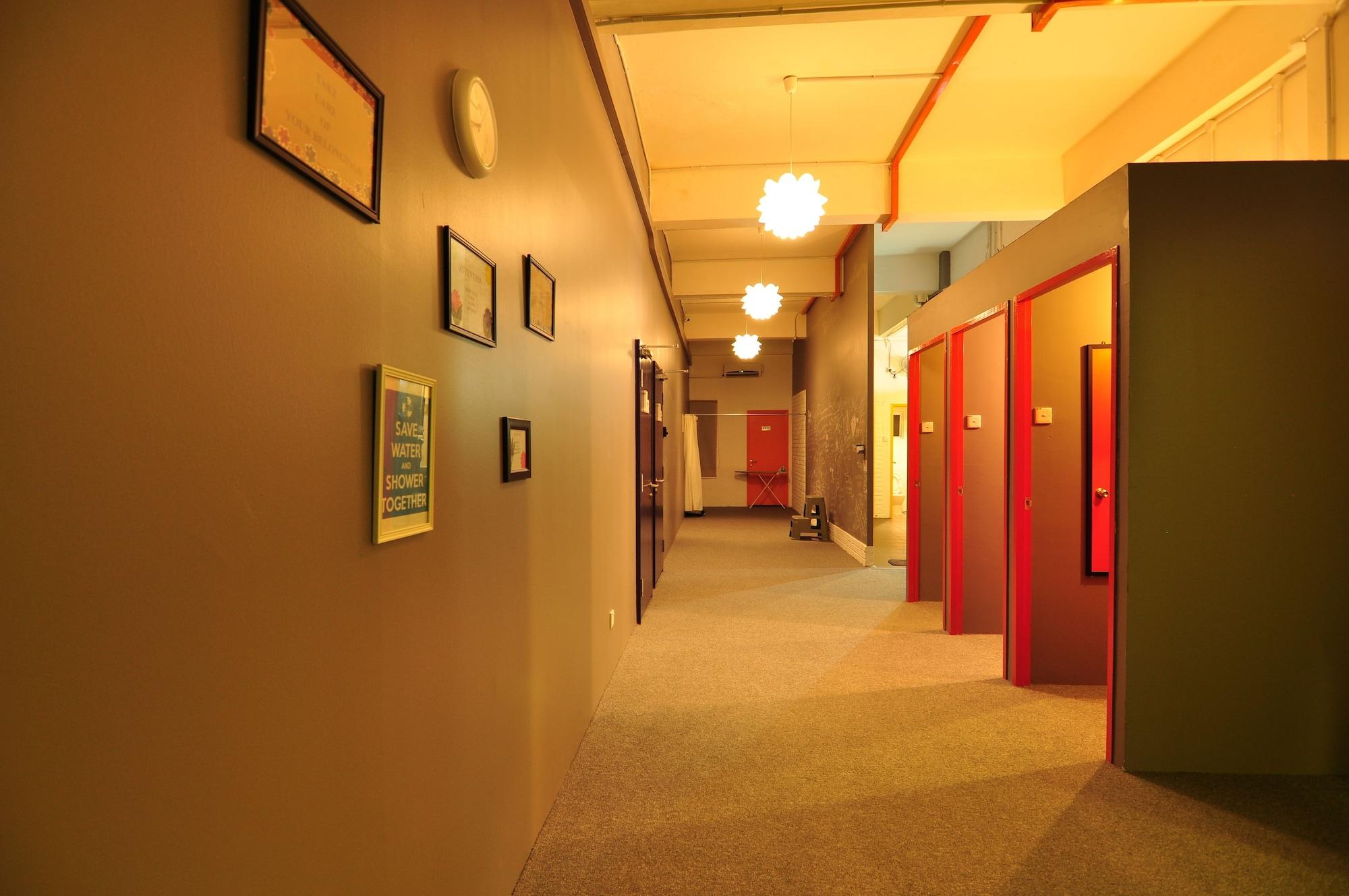 Varios SKYPOD Hostel