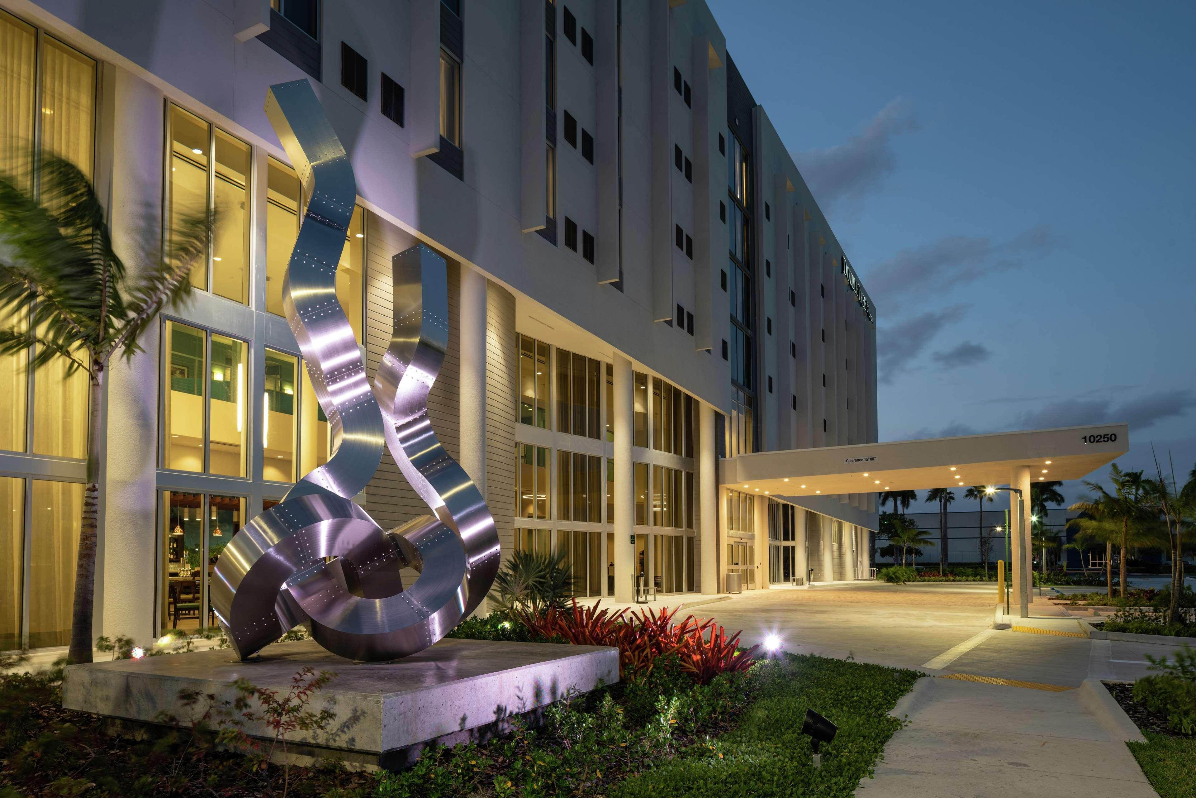 Vista Exterior DoubleTree by Hilton Miami - Doral, FL