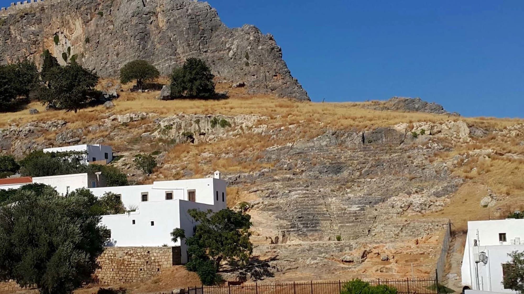 Vista Exterior Lindos centre studios