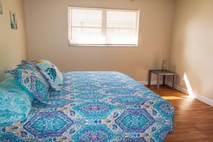 Alquiler Vacacional - CLEAN BEACHSIDE HOME -WALK/BIKE TO BEACH-SLEEPS 9, 1/2 MILE VANDERBILT BEACH