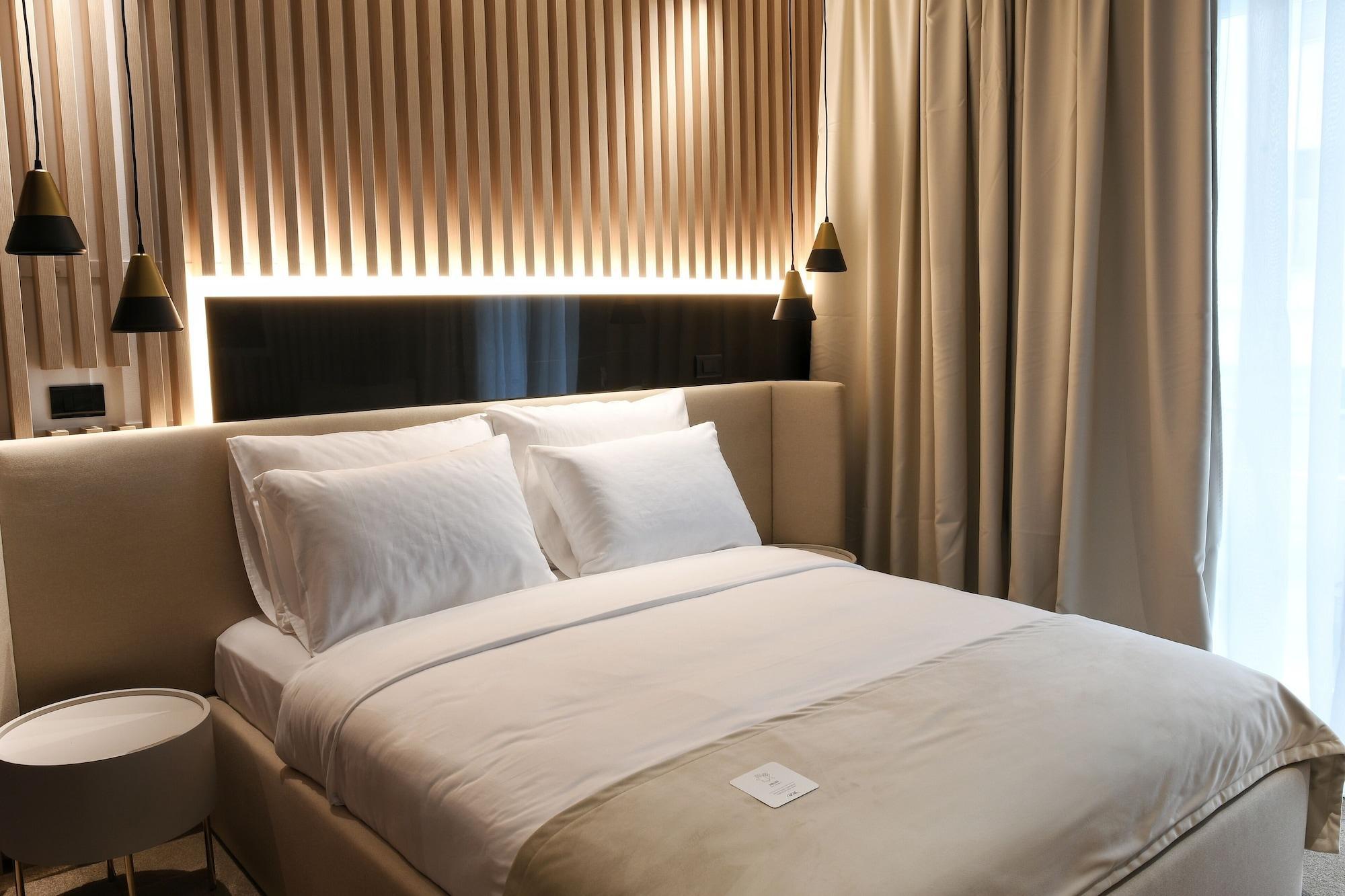 Varios Pod Zidom Rooms