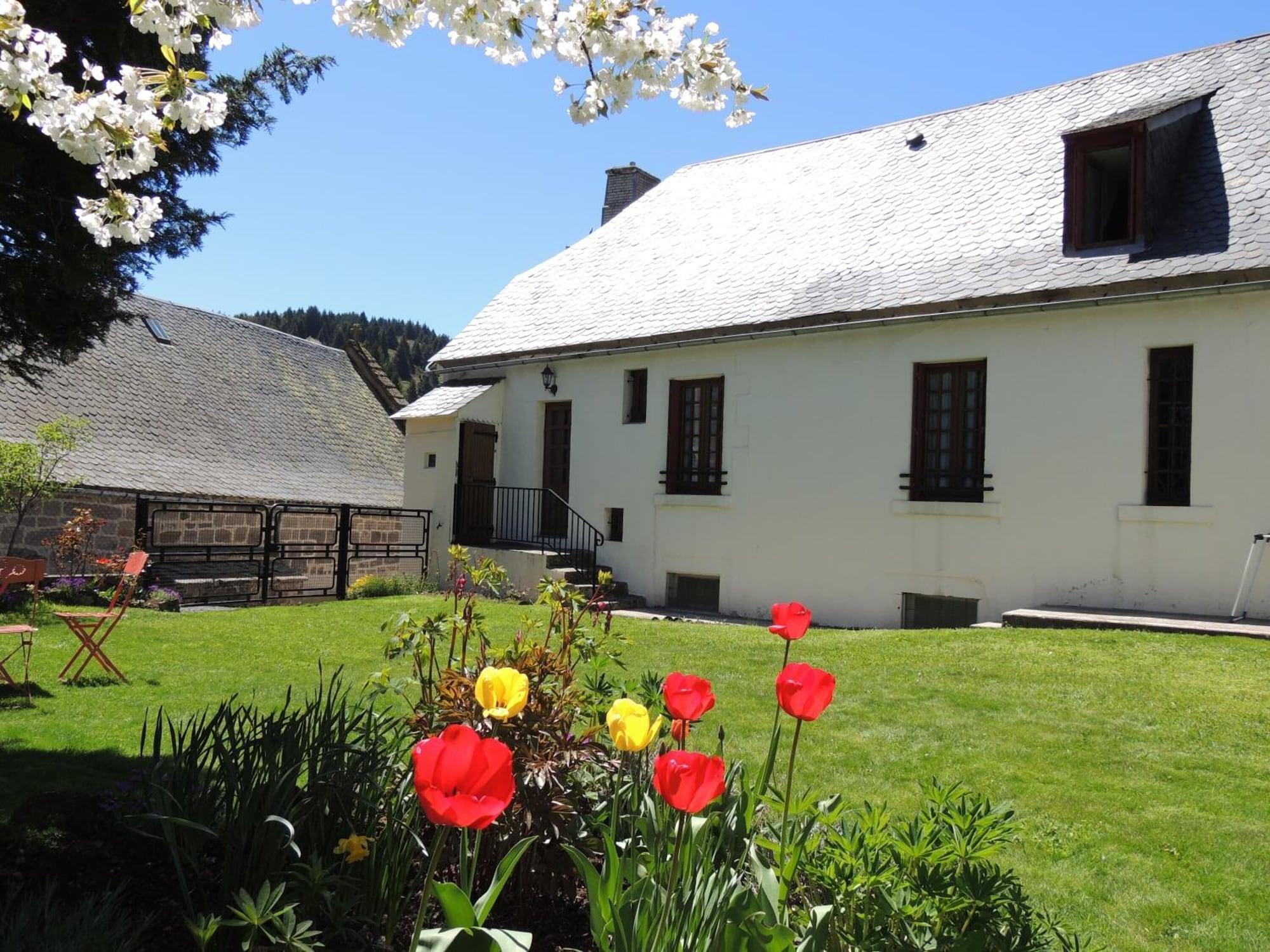 Vista Exterior Hotel Restaurant Du Plomb Du Cantal