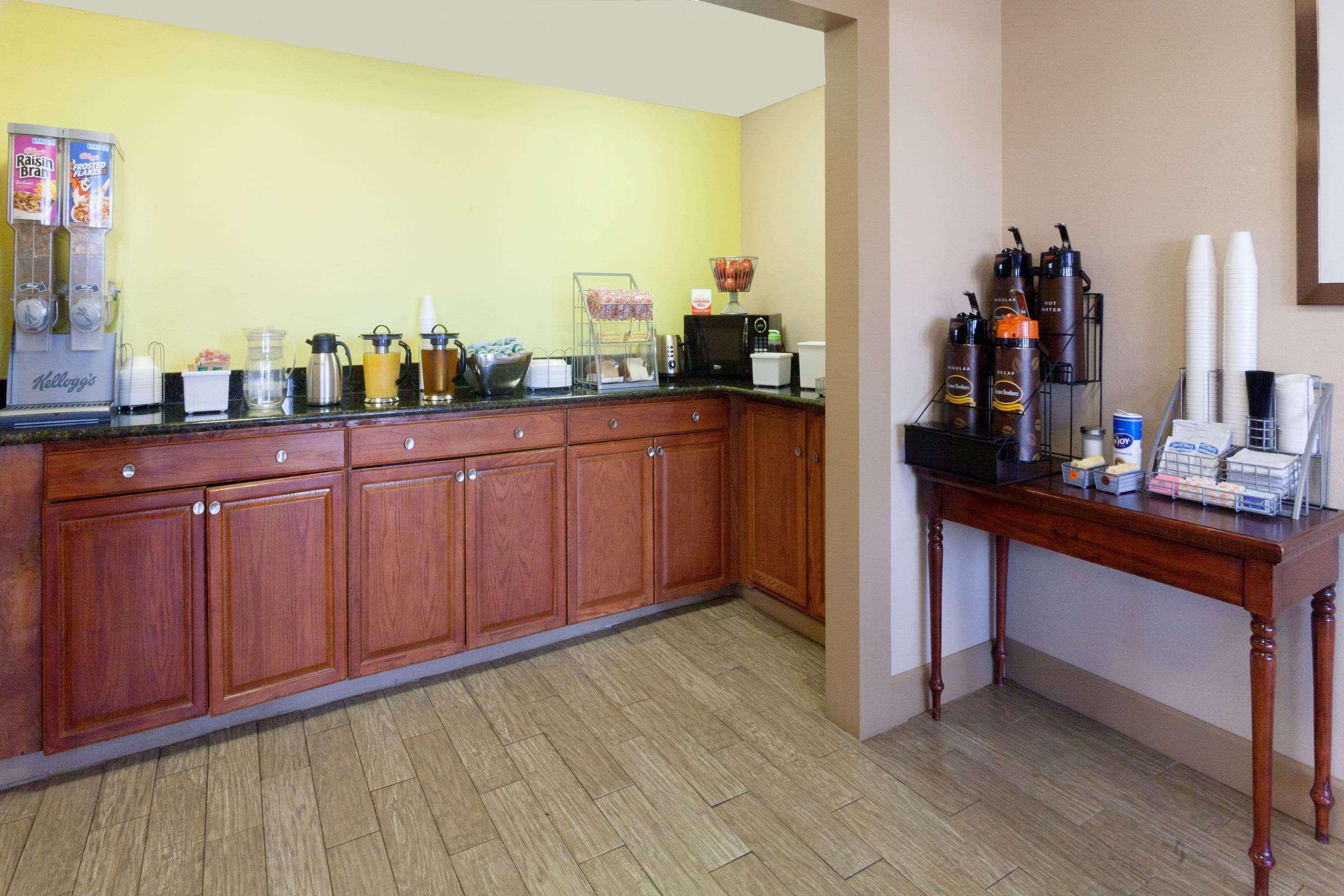 Restaurant Super 8 by Wyndham Clarksville Northeast