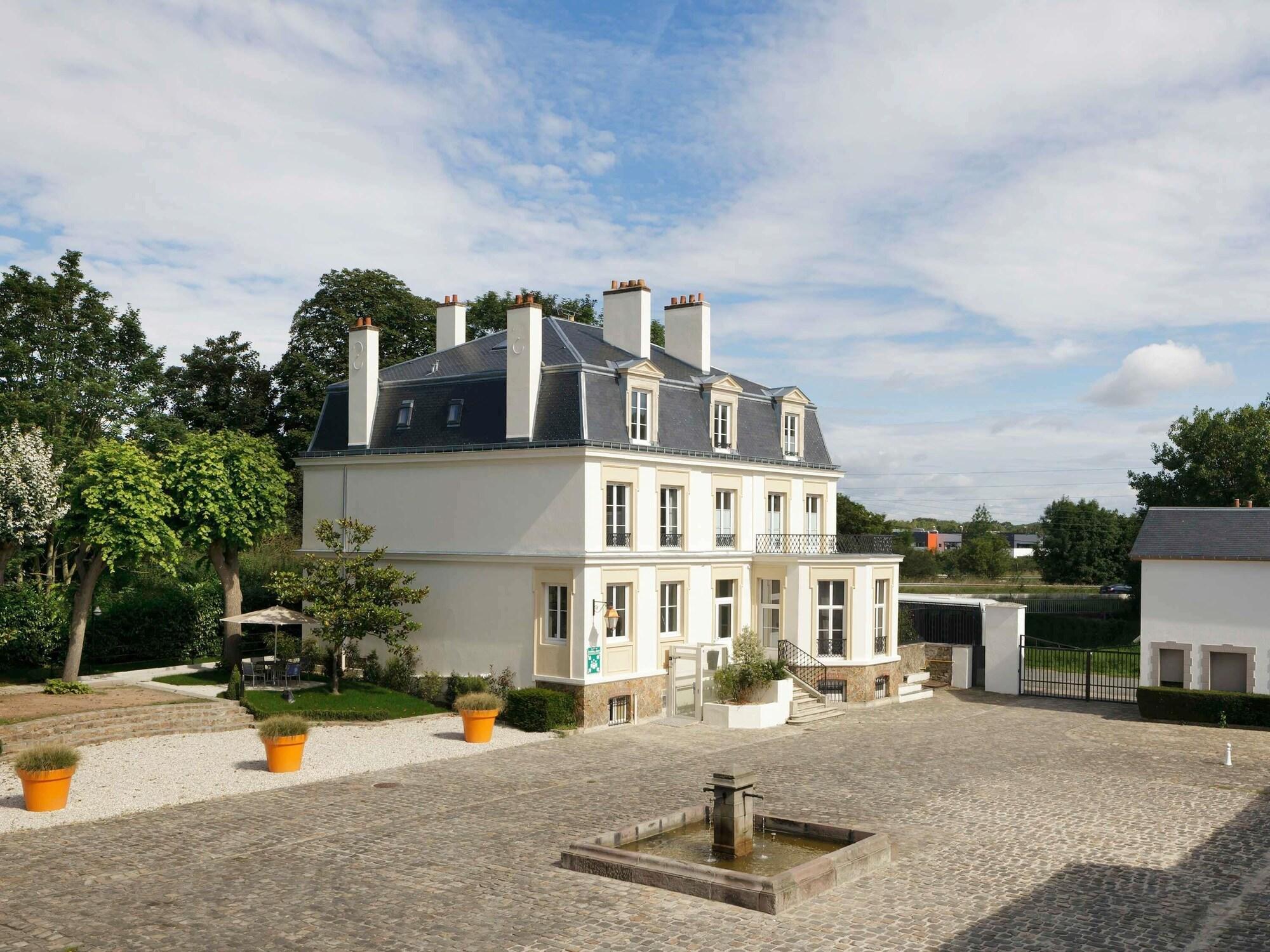 Vista Exterior Novotel Paris Saclay