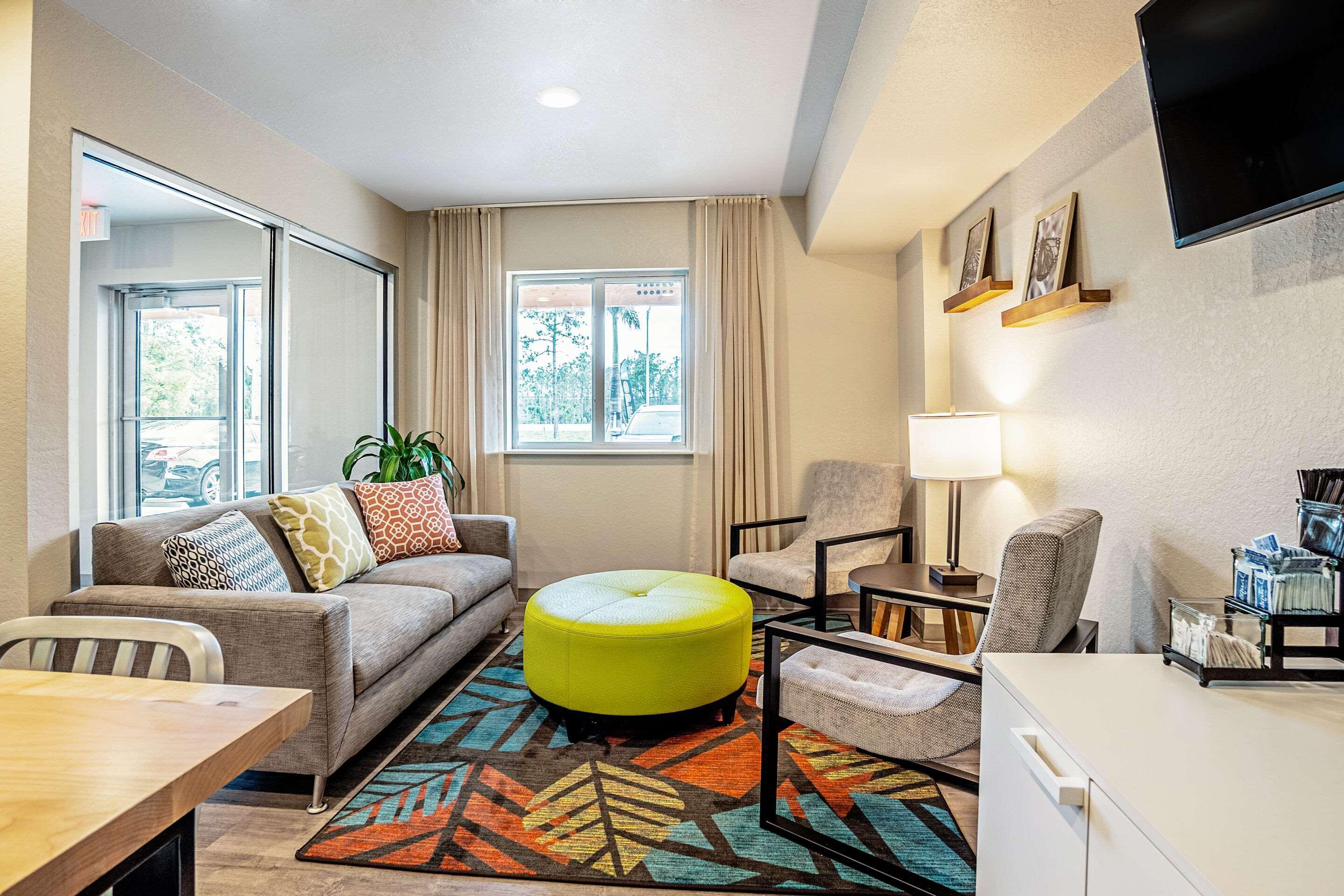 Vista Lobby WoodSpring Suites Naples