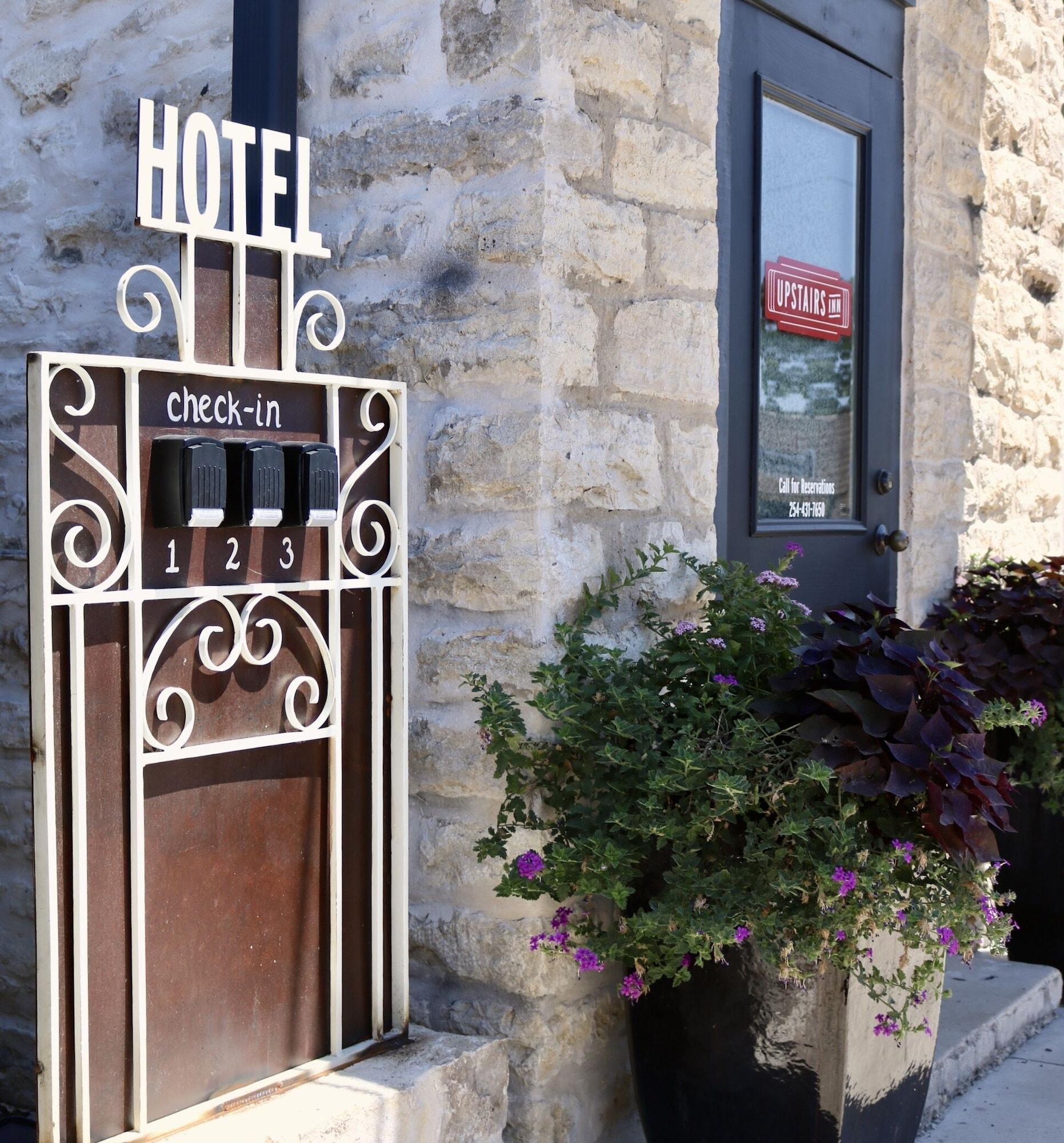 Vista Exterior Hico's Upstairs Inn