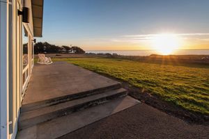 Alquiler Vacacional - Dog friendly! Oceanfront home with side to side views! Hear the sea lions!
