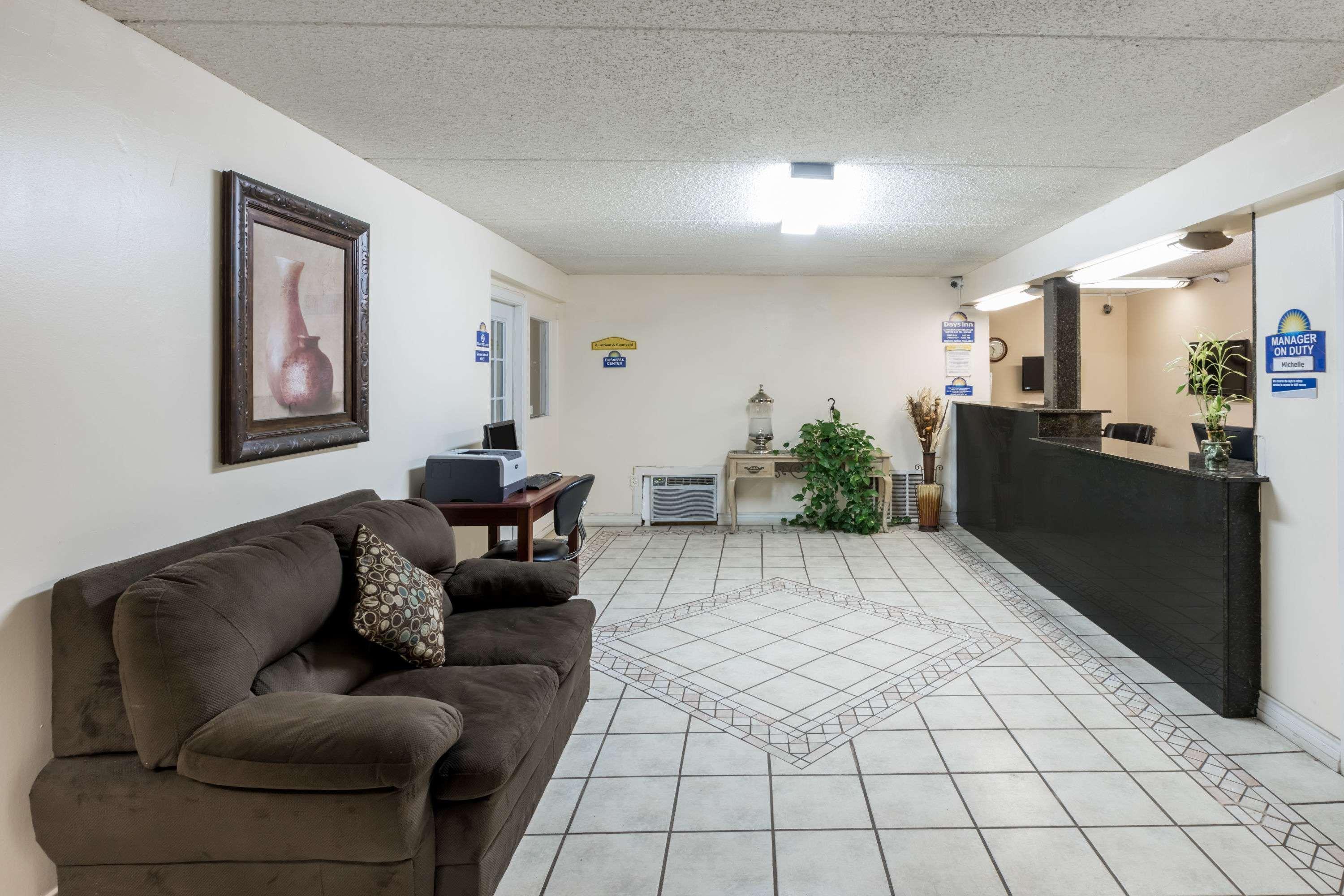 Vista Lobby Days Inn by Wyndham Midland