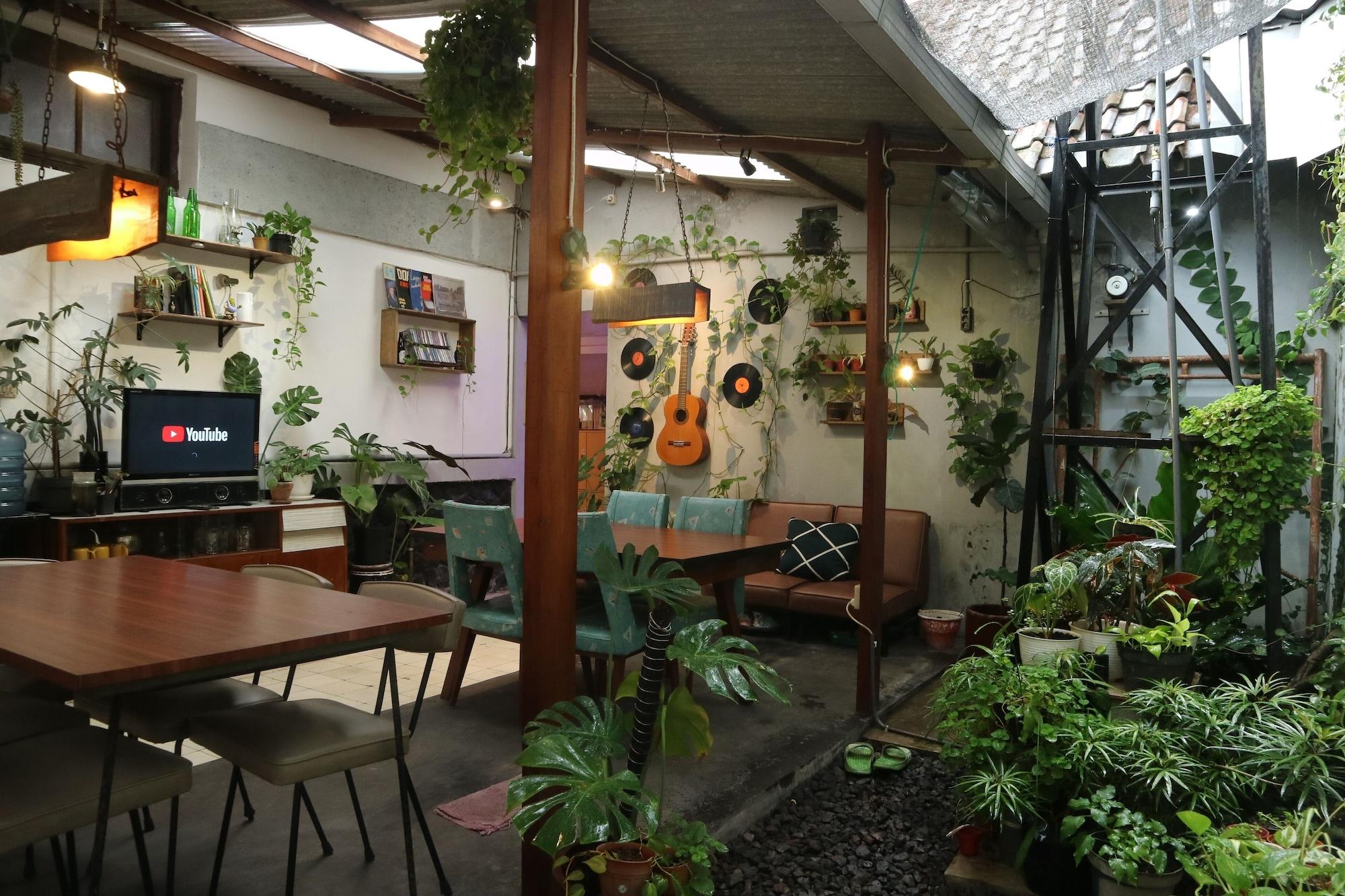 Varios Semeru Hostel Malang - Adults Only