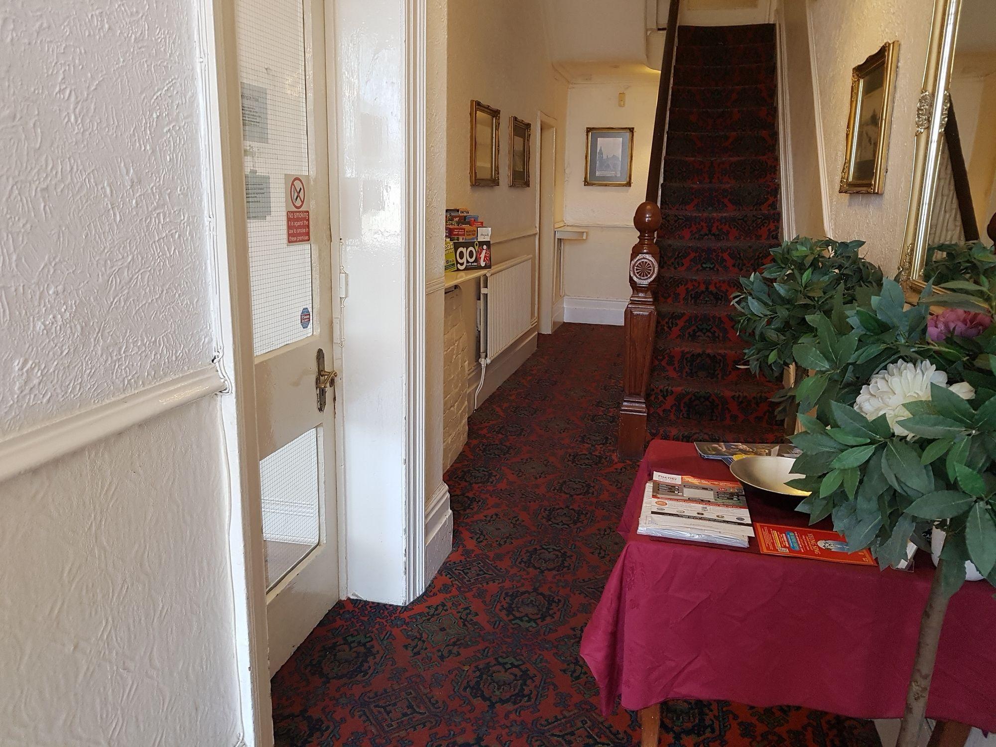 Vista Lobby Kensington Hotel