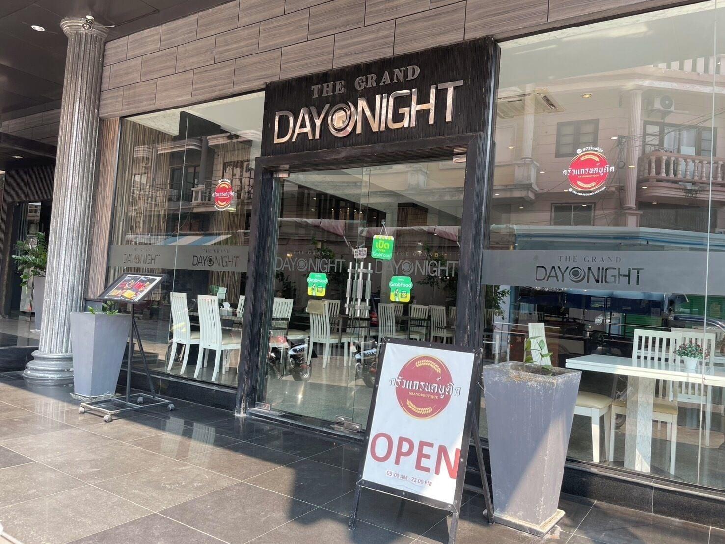 Restaurant The Grand Day Night
