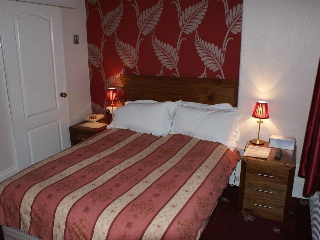 Varios Kirkdale Hotel