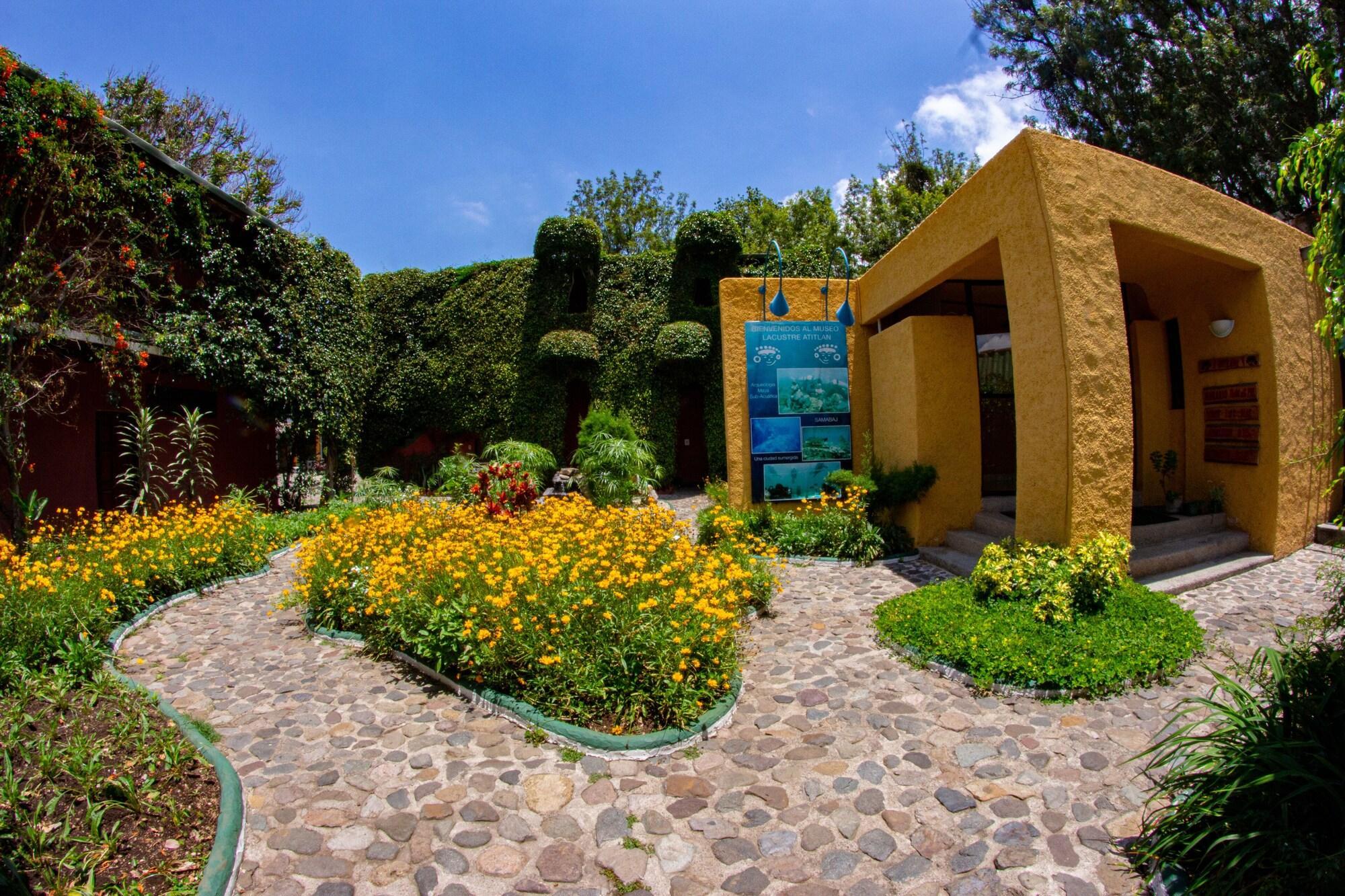 Vista Exterior Posada de Don Rodrigo Panajachel