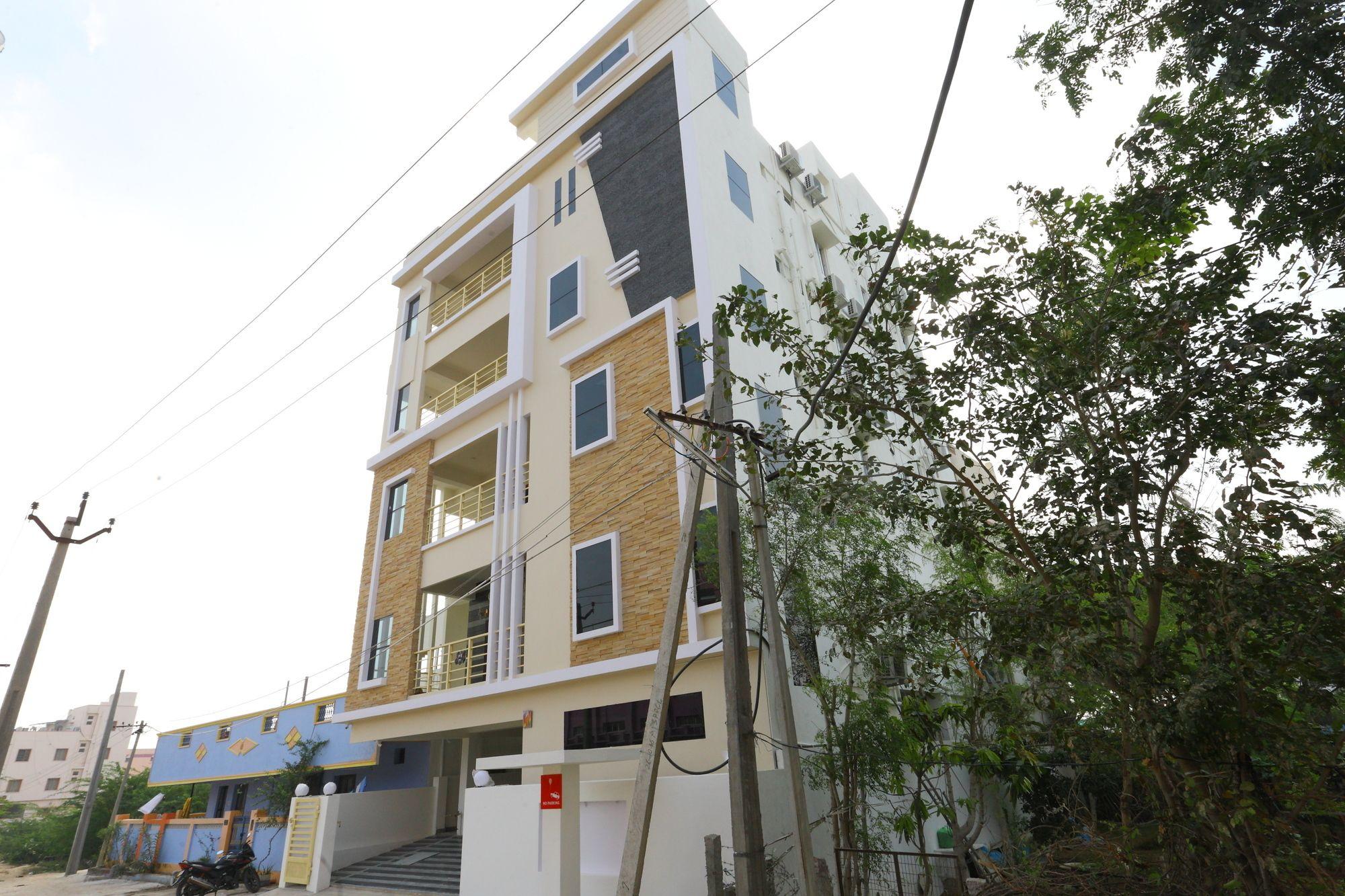 Vista Exterior OYO 10701 Moukthi Apartment